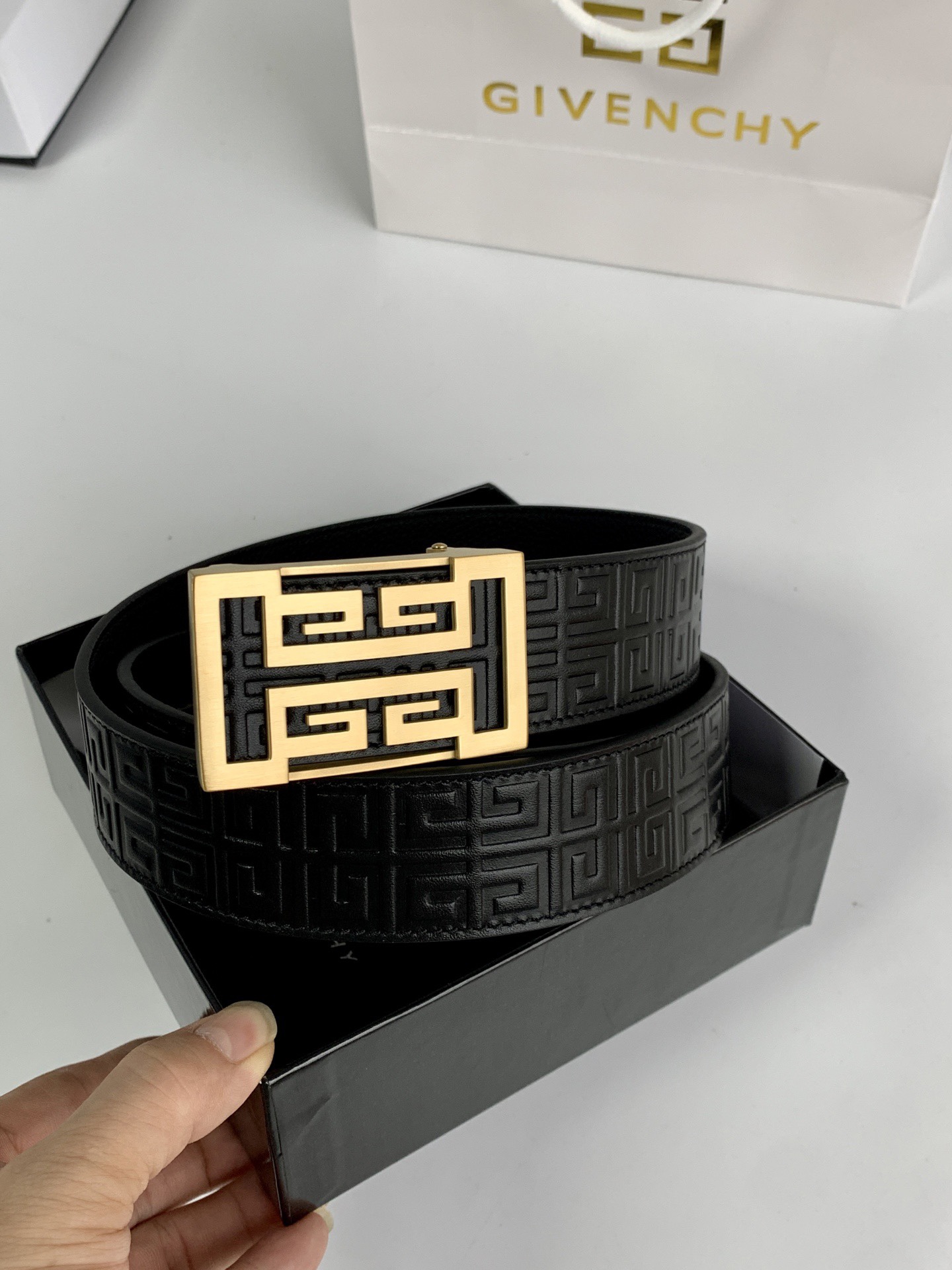 【紀梵希】新款男士 頭層小牛皮黑色壓花腰帶，內襯荔枝紋底，寬38毫米.搭配不鏽鋼經典4G自動扣.商務服裝造型的完美搭配。永恆經典！