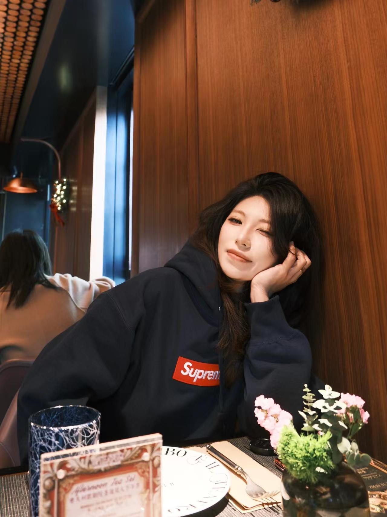 Supreme FW24 WEEK17 Box Logo Hooded Sweatshirt 胸前徽標刺繡logo口袋連帽衛衣帽衫
面料460克 高克重 面布質感強 韌性好 衣服收針處都有打套結（起到加固 久穿不變形 市面普通版本是沒有的哦） 歡迎對比 品質保證
F 尺碼：S M L XL