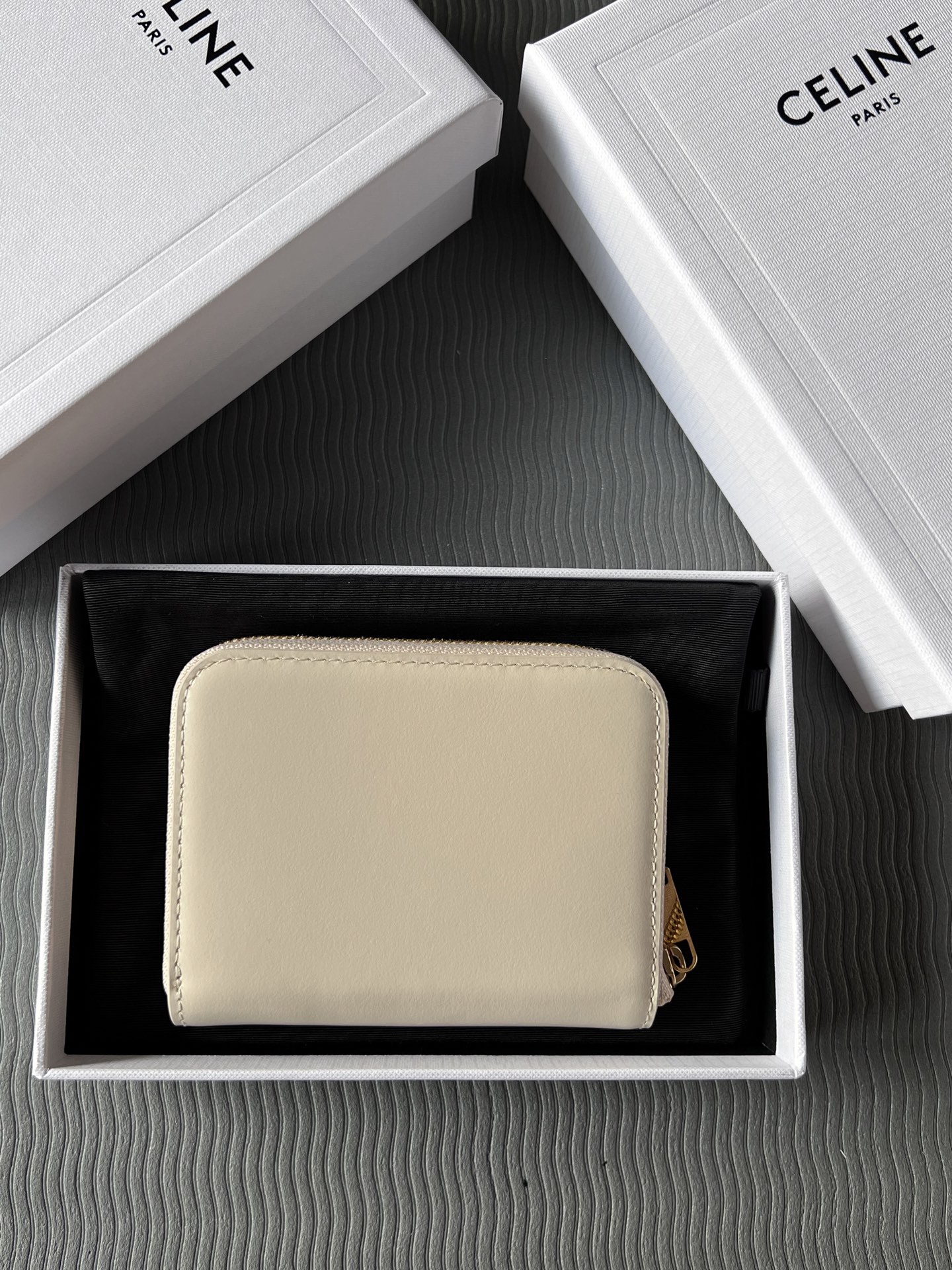 TRIOMPHE光滑牛皮革短款拉鍊錢包
產品信息
4 X 3 X 1英吋(11 X 8.5 X 2釐米)
牛皮革
襯里 : 牛皮革/織物
拉鍊開合
6個卡槽
2個角撐隔層
編號：10K533