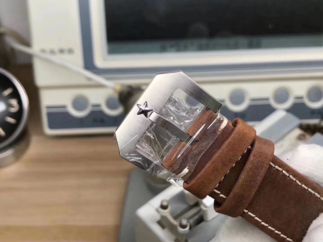 XF真力時飛行員大飛：29.2430.679/21.C753青銅男士腕表，純青銅表殼，2824瑞士機械機芯，瘋馬皮錶帶。振頻：28800每小時振蕩次數，表徑：45毫米