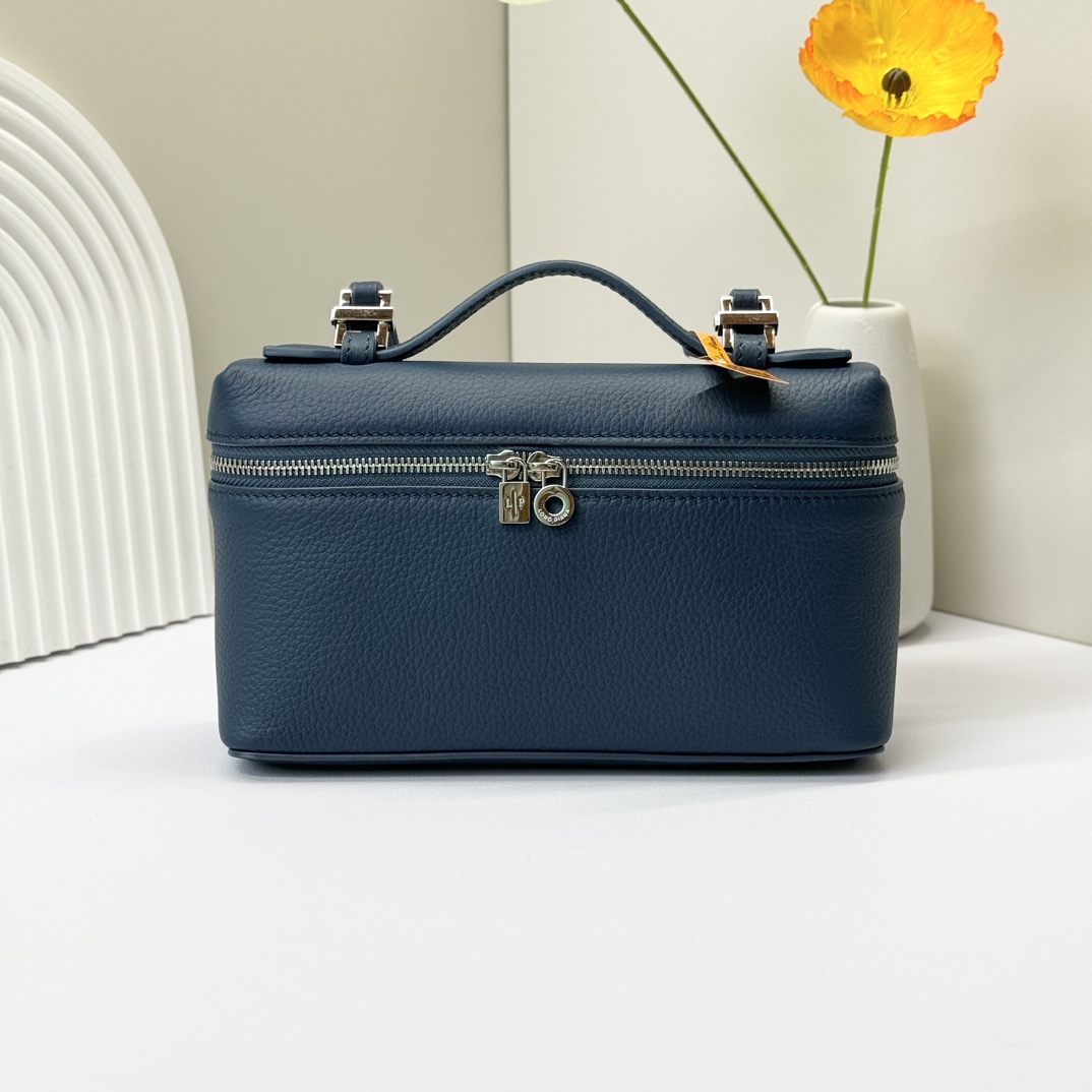 𝓛𝓸𝓻𝓸 𝓟𝓲𝓪𝓷𝓪諾悠翩雅
𝑬𝒙𝒕𝒓𝒂 𝑷𝒐𝒄𝒌𝒆𝒕 𝑳𝟏𝟗 
這是一款大開口結構的功能性設計的手拿包，經典風格和簡約設計的組合體。包身採用進口原廠小牛皮材質，輕微的錘紋呈現優雅的紋理，內里採用進口原廠小羊皮。皮革手柄和可拆卸肩帶，可打造出不同背法實用百搭。雙向拉鍊開合，搭配My Charms銀色金屬掛飾。（LP特級全鋼配件五金）
size：11×19×6.5cm
貨號：FAN4046
配套全套專櫃禮盒包裝🎁