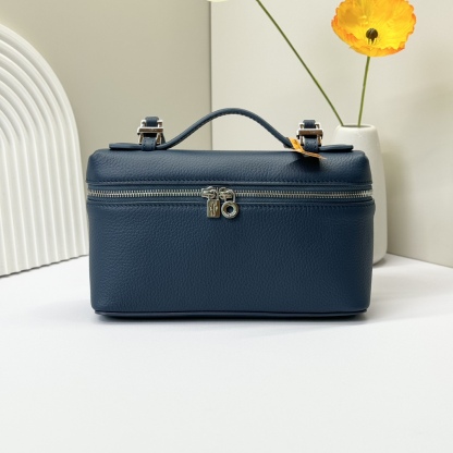 𝓛𝓸𝓻𝓸 𝓟𝓲𝓪𝓷𝓪諾悠翩雅
𝑬𝒙𝒕𝒓𝒂 𝑷𝒐𝒄𝒌𝒆𝒕 𝑳𝟏𝟗 
這是一款大開口結構的功能性設計的手拿包，經典風格和簡約設計的組合體。包身採用進口原廠小牛皮材質，輕微的錘紋呈現優雅的紋理，內里採用進口原廠小羊皮。皮革手柄和可拆卸肩帶，可打造出不同背法實用百搭。雙向拉鍊開合，搭配My Charms銀色金屬掛飾。（LP特級全鋼配件五金）
size：11×19×6.5cm
貨號：FAN4046
配套全套專櫃禮盒包裝🎁