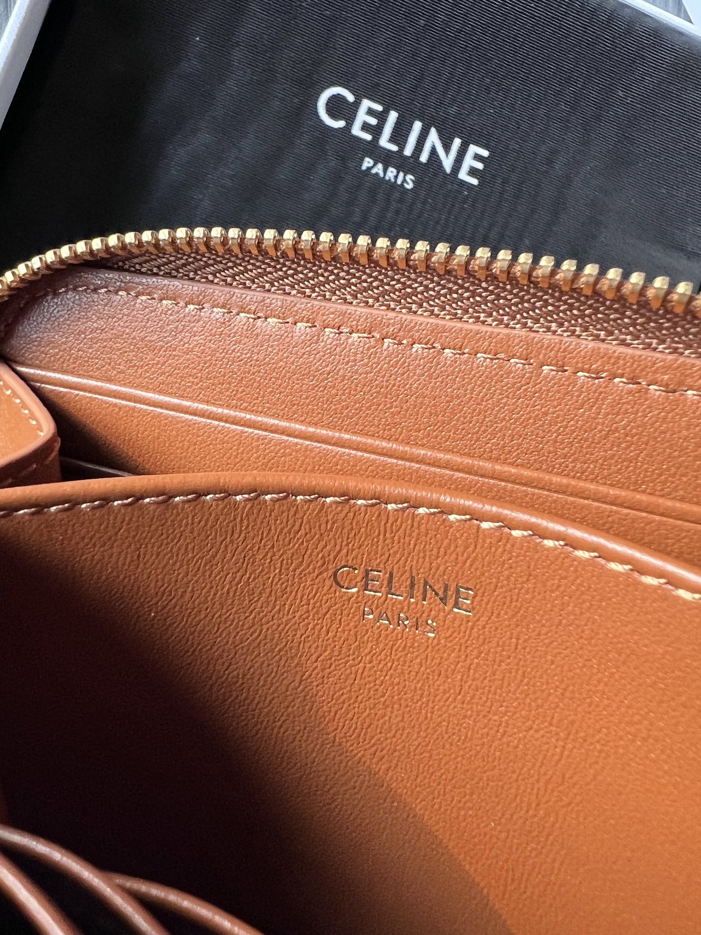 TRIOMPHE光滑牛皮革短款拉鍊錢包
產品信息
4 X 3 X 1英吋(11 X 8.5 X 2釐米)
牛皮革
襯里 : 牛皮革/織物
拉鍊開合
6個卡槽
2個角撐隔層
編號：10K533