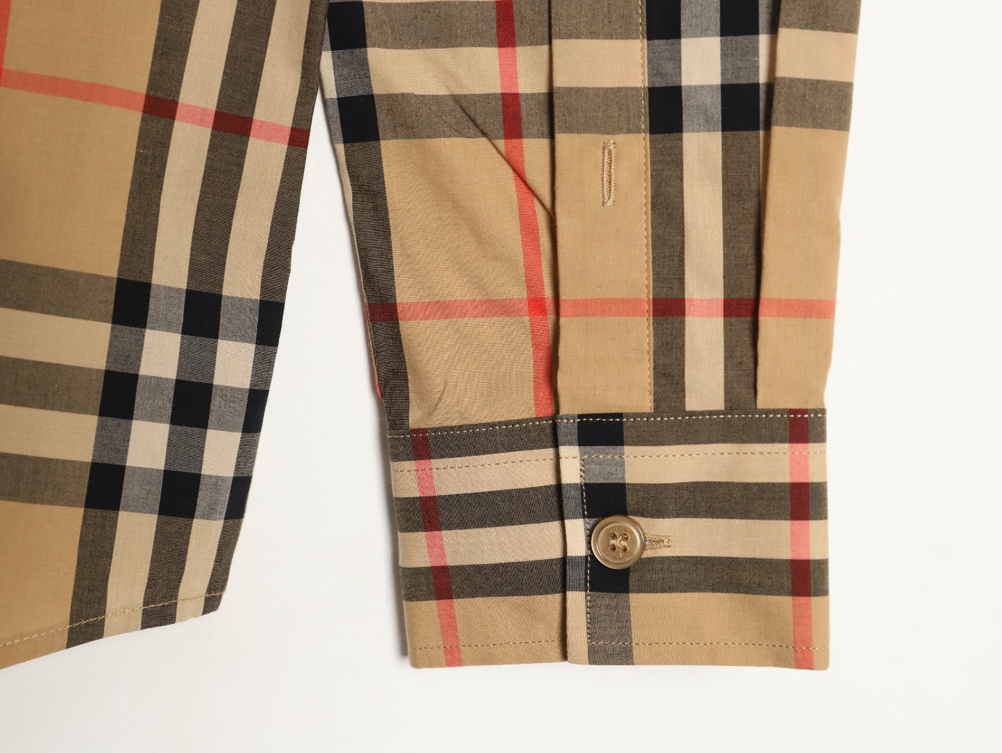 Burberry/巴寶莉 經典大格紋棉質長袖襯衫
面料採用雙股80支梭織小斜紋面料，格紋對位，
紗線定織定染，每個獨立的尺碼都是定位裁片，前幅，口袋，
袖子等部位都是對格對位的，工序複製，費時費料，採用純天然珍珠貝殼紐扣，
洗水嘜定制，多處手工一片一片激光剪裁對位，
所有工序，用料都是ZP做法，區別市面一眼假版本
此款更是絕對不能錯過的珍寶級別產物！！
顏色：卡其大格
S Size：S-XL