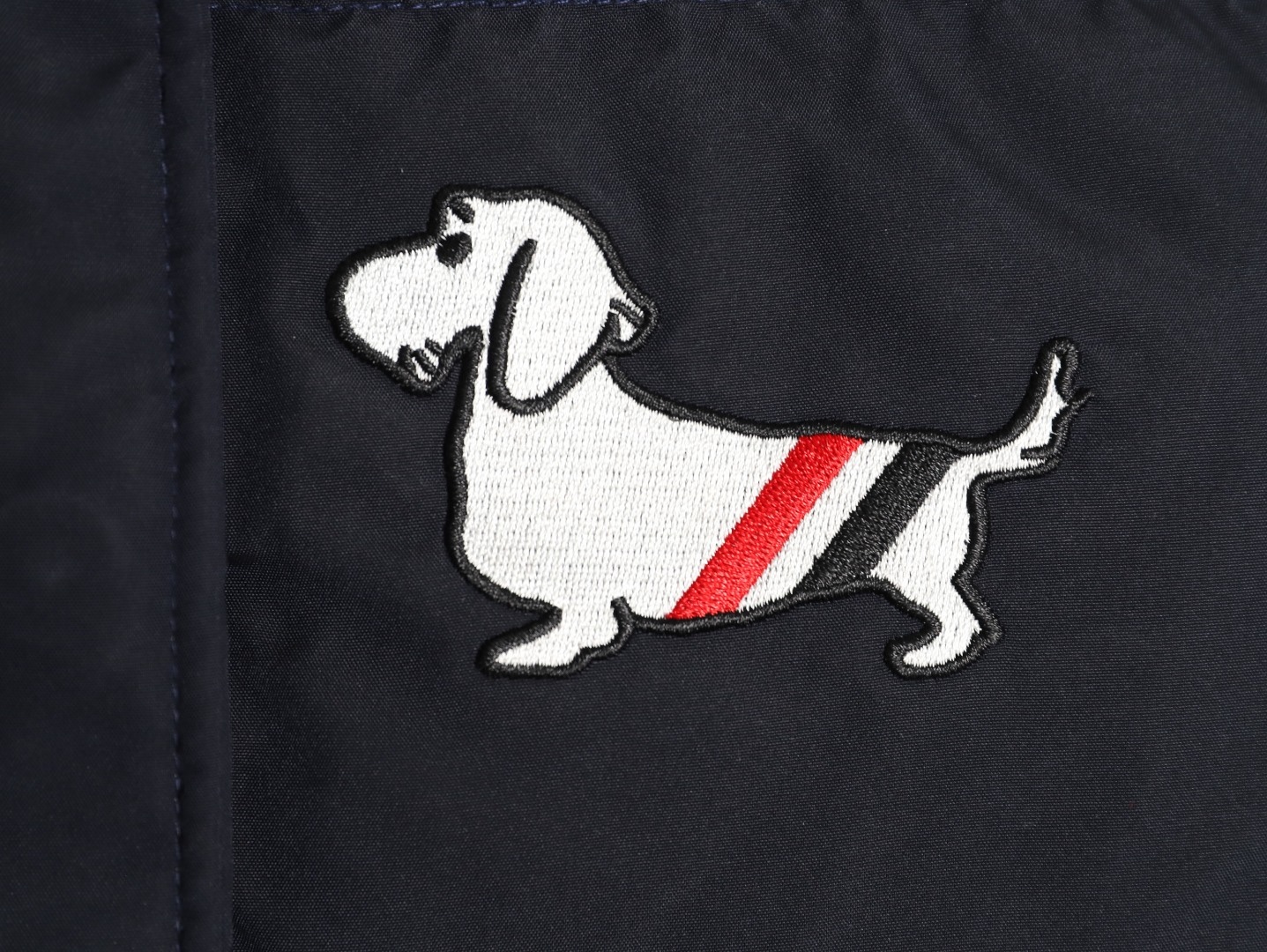 THOM BROWNE/湯姆布朗TB 四槓小狗長款羽絨服
採用進口90鴨絨填充 內外里加雙層內膽不會跑毛 高密度防風抗寒功能性面料 手感柔軟舒適  工藝更是精湛 嚴防鑽絨 採用國際先進的真空充絨技術 增加空氣隔層 不損傷羽線 能保持羽原有的柔軟性、彈性及手感 將羽絨的保暖性發揮到最佳！
N Size：S-M