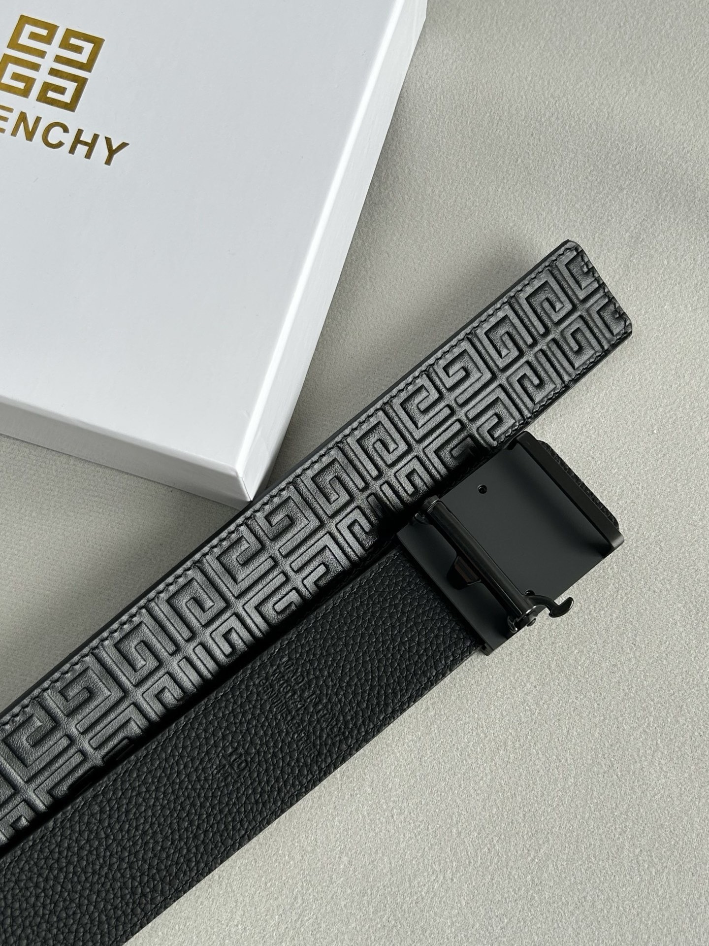【纪梵希】新款男士 頭層小牛皮黑色壓花腰帶，內襯荔枝紋底，寬38毫米.搭配不鏽鋼經典4G自動扣.商務服裝造型的完美搭配。永恆經典！