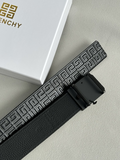 【纪梵希】新款男士 頭層小牛皮黑色壓花腰帶，內襯荔枝紋底，寬38毫米.搭配不鏽鋼經典4G自動扣.商務服裝造型的完美搭配。永恆經典！