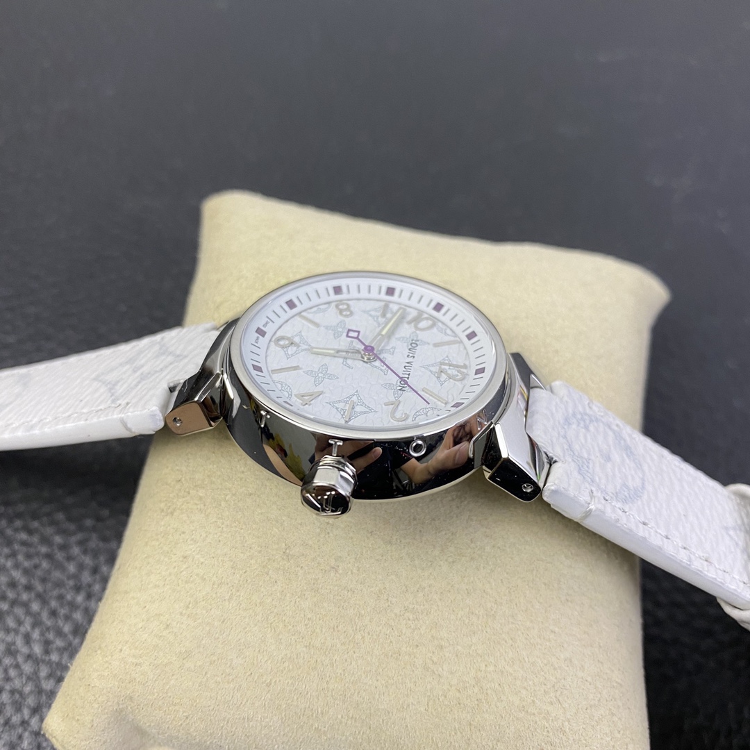 LV工廠超神之作，LV——TAMBOUR SLIM全系列陸續空降市場！致敬原廠 完成使命！【三大超級亮點】腕表尺寸34mm1.錶盤的填油細膩，印刷立體，刻度鑲嵌工整，個個精品無瑕。2.藍寶水晶通透感極佳，與殼體銜接完美。3.表殼打磨呈現瑞士一線品牌高級質感。【兩大必買理由】1.錶帶採用ECCO Leather皮料供應商——手工縫製！還原正品按鍵式快拆設計，方便快捷。2.2020年最具性價比腕表——採用瑞士石英機芯，做工翻倍無返修，不但是送禮佳品，更是自留神器！