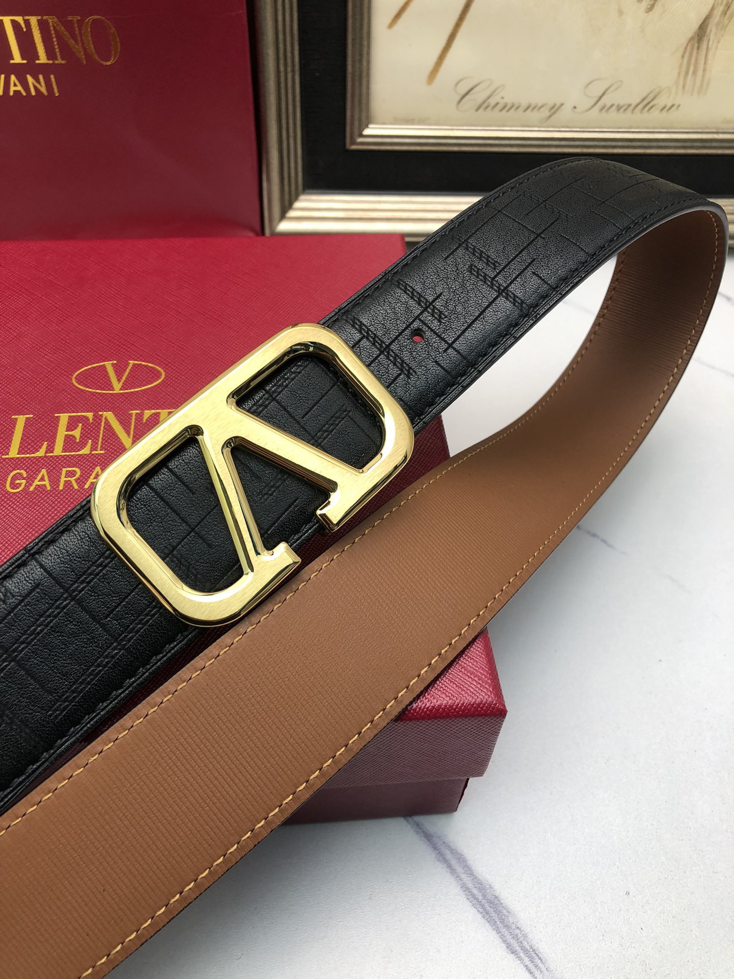 華倫天奴：原單頭層小牛皮燙印花紋，內襯平紋牛皮底，營造織紋外觀。飾以標誌原單扣。專櫃寬度4.0