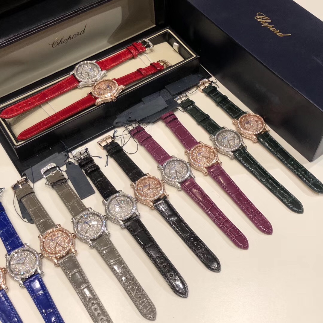 （NL）2025最新款滿天星   原裝搭配美洲鰐魚錶帶 搭配原莊進口日本9015機芯 蕭邦（HAPPY DIAMONDS）作為蕭邦最暢銷的系列一直以細膩的手法詮釋蕭邦標誌性靈動鑽石的概念，此系列作品柔美而時尚，都說男戴萬國女戴蕭邦 有金（進）有鑽（賺）寓意也很好。錶盤內的鑽石滾珠可自由滑行轉動，時來運轉 財運滾滾，讓每一位女性都以最迷人的造型驚艷世人。 這次給大家帶來的蕭邦快樂鑽系列 這次給大家帶來的蕭邦快樂鑽系列 是肖邦旗下最具代表性的腕表 最有特色的夾層玻璃的7顆，7顆鑽石產生自旋 猶如舞蹈