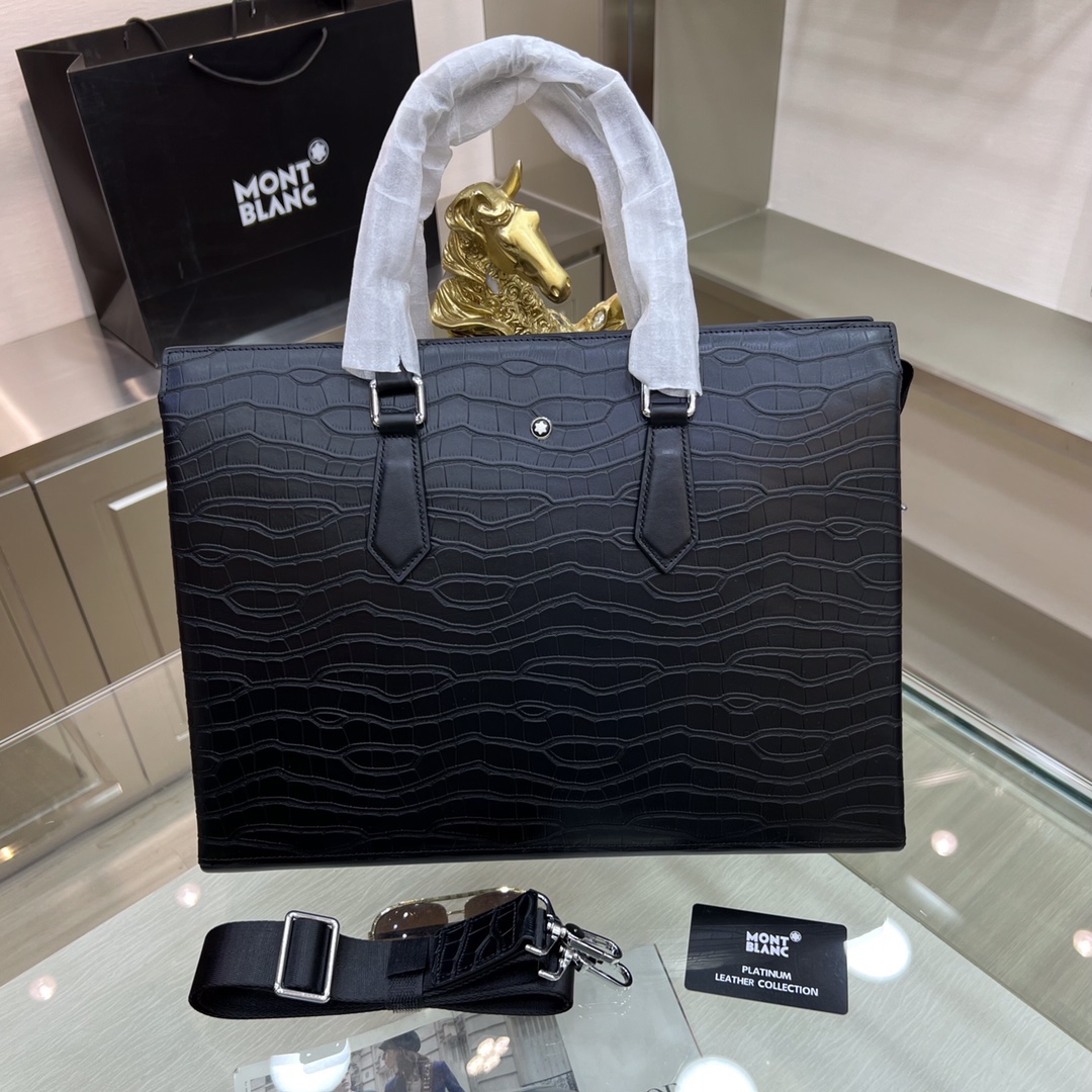 Montblanc lnternational（萬寶龍）新款公文包 採用進口鰐魚紋牛皮製作，頂級拋光不鏽鋼飾面金屬配件  ，正面萬家六角專屬標，內里雙隔層，簡單大方商務 成功男士們的最愛🤵🏻！
尺寸：40-30-7
型號：601312-1w