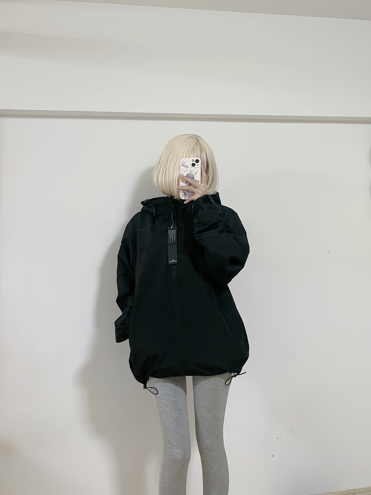 Stone Island/石頭島 24ss 手臂刺繡羅盤衝鋒衣外套
石頭島春季最熱單品 超級吸睛的一款衝鋒衣外套 一眼就能愛上 採用梭織防風防水面料 手感細膩順滑 寬松連帽的版型  水洗標一應俱全 細節滿滿的一款衝鋒衣 大廠代工 品質可靠 

-略帶復古感的機能衝鋒衣 城市徒步 戶外穿行都很出挑 男女都可以駕馭的一款潮流單品 
Color：黑色
A Size：S-XXL
