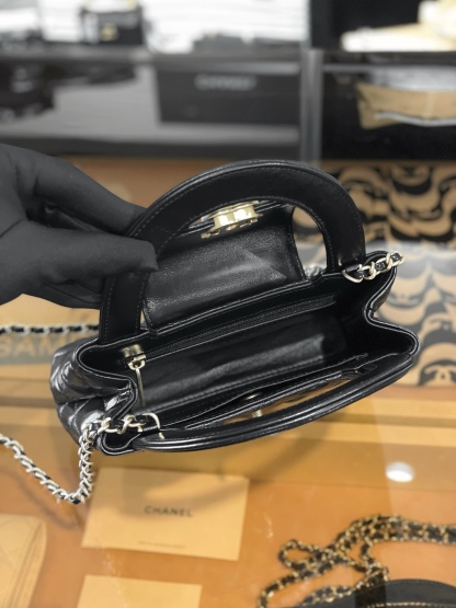 新品到貨🆕𝗖𝗵𝗮𝗻𝗲𝟭 𝟐𝟓𝐂
𝗞𝗲𝗹𝗹𝘆 手提鏈條包大號 黑色
售價𝟥𝟧𝟨𝟢𝟢𝗋𝗆𝖻購入開發〰️

全網最熱🔥𝟤𝟦𝖯 𝗄𝖾𝗅𝗅𝗒手提袋
叱吒整個秀場，簡直美絕了〰️
簡約又復古的小手提很靈魂很舒適。
又乖又耐看，實在絕對愛不釋手❕

五金：厚鍍𝟤𝟦𝗄復古金
皮料：𝖵𝖾𝗅𝗂𝖾𝗋𝗊亮面小牛皮
尺寸： 𝟣𝟥*𝟣𝟫*𝟩 𝖼𝗆
4416