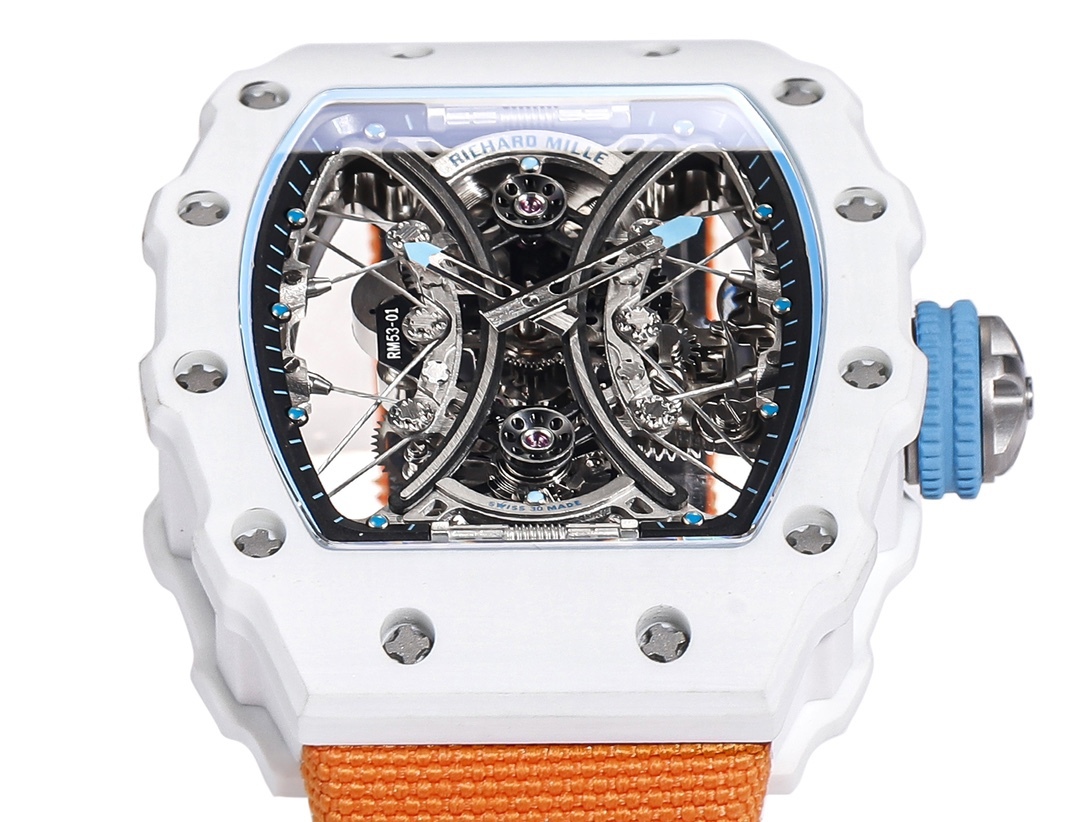白色TPT石英纖維
【RICHARD MILLE】理查米爾RM53-01 將腕表設計與運動賽事相互結合，完美詮釋了賽場上的勇者堅定信念、頑強拼搏的精神。RM53-01以馬術運動為背景，採用多種高科技材料來抵御運動時帶來的強烈撞擊，從而保證不受破壞、正常運轉。高科技材質打造如同“護具”。“RM 53-01 PABLO MAC DONOUGH”的陀飛輪腕表，此款腕表除具備運動腕表的動感與活力外，還配備了堅固的TPT®碳纖維表殼、層壓藍寶石水晶表鏡以及固定機芯的懸浮式鋼索，有效的降低巨大衝擊