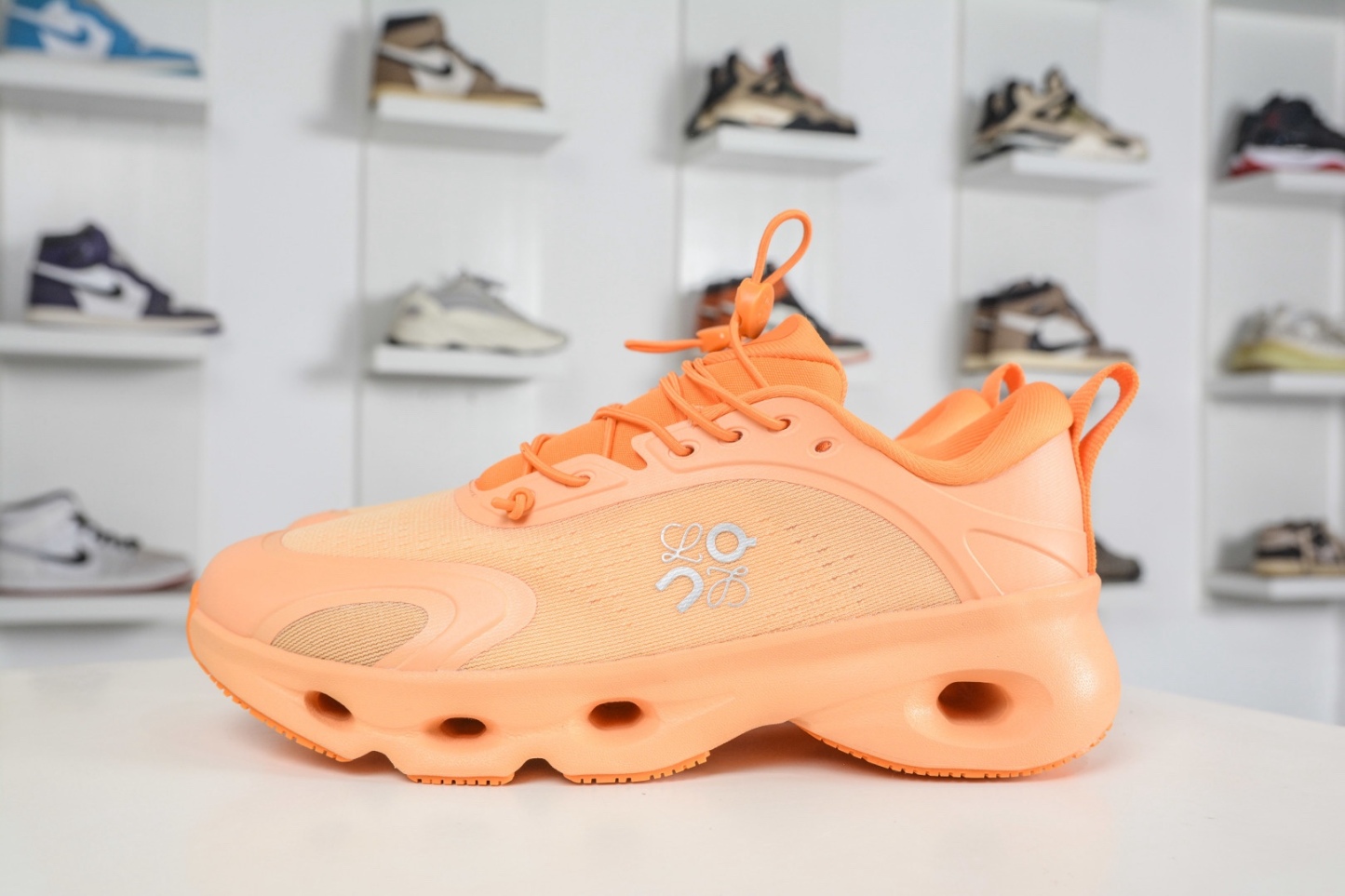 LOEWE罗意威 x ON昂跑 联名款 Cloudsolo 
货号: 3WF30600663
尺码：36 36.5 37 37.5 38 38.5 39 40 40.5 41 42 42.5 43 44 44.5 45 46（真半码）（⚠️袋子丢失扣10）
