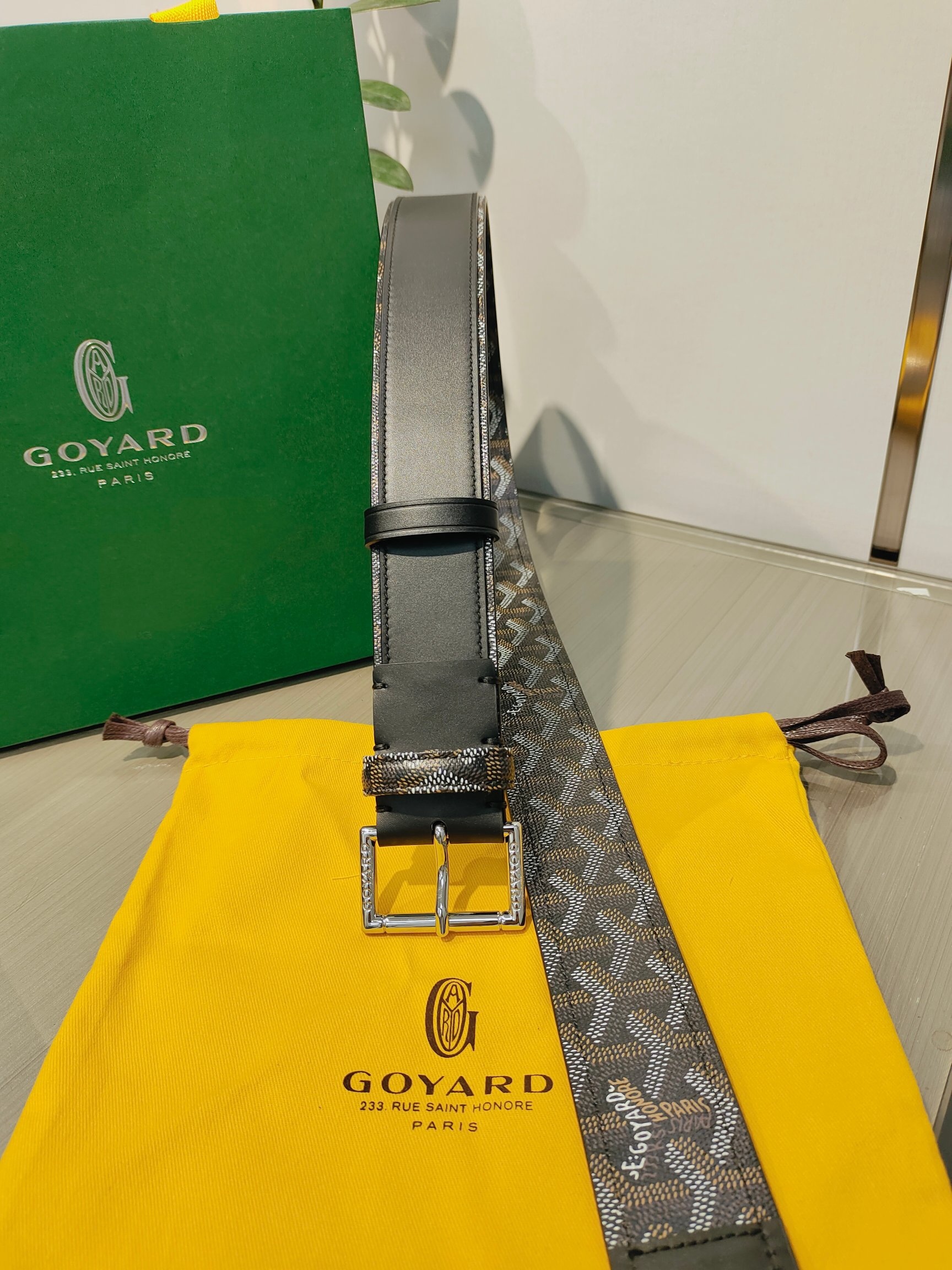 
Goyard(戈雅)腰帶源於法國奢侈品牌，設計風格簡約低調，腰帶身有標誌性帆布搭配進口頭層牛皮，腰帶扣採用簡約精品鋼扣，延續品牌的低調奢華，帶身寬度3.8CM，適用商務休閒日常佩戴。