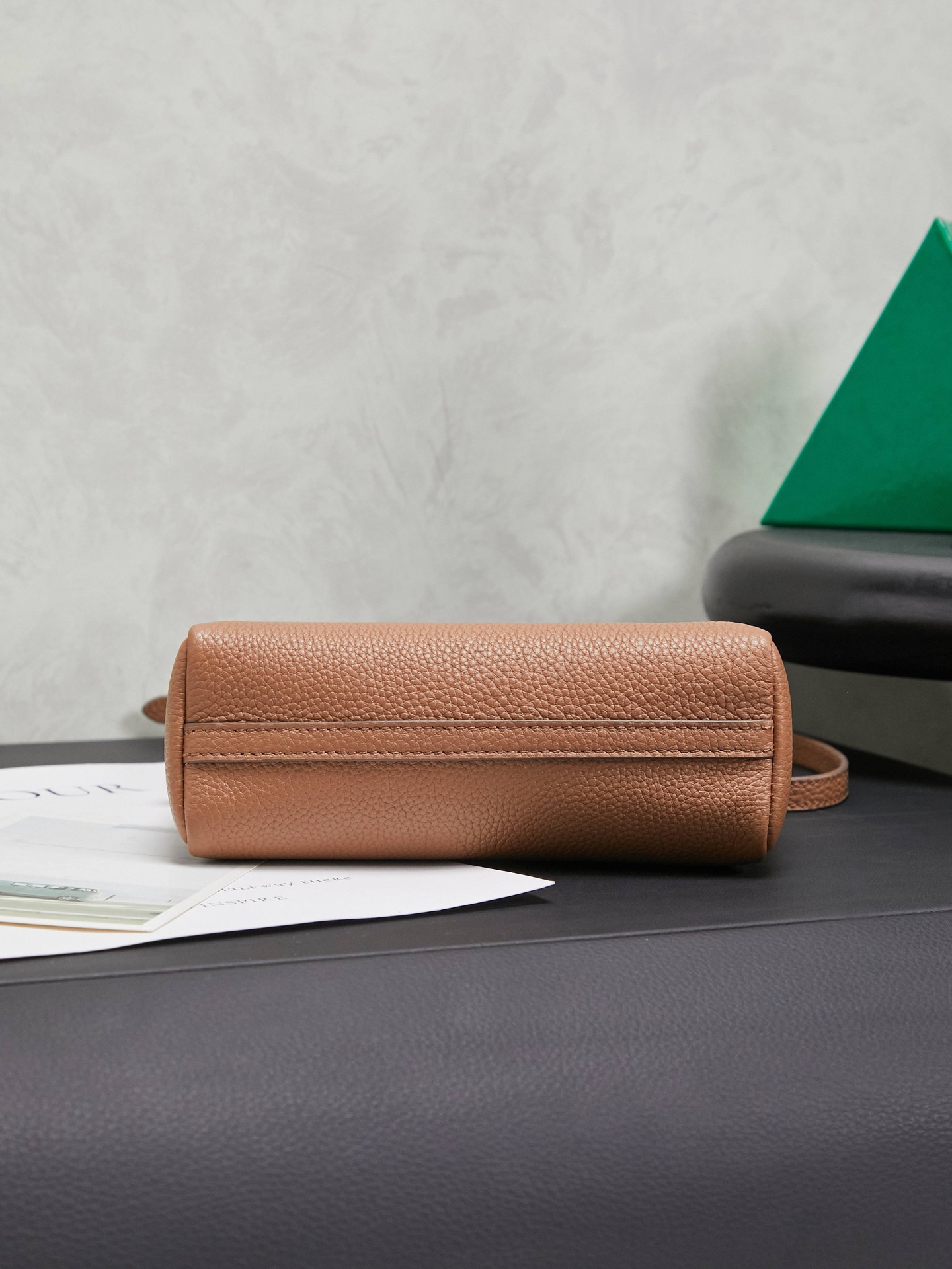 MiuM新品法棍包，这款单肩包延续经典设计，采用轻薄填充皮革设计，别具一格，顶级小牛皮材质，新标logo金属锁扣，正面翻盖开合，风格百变多样，精致优雅，随性慵懒，日常休闲，上班通勤，怎么搭都好看