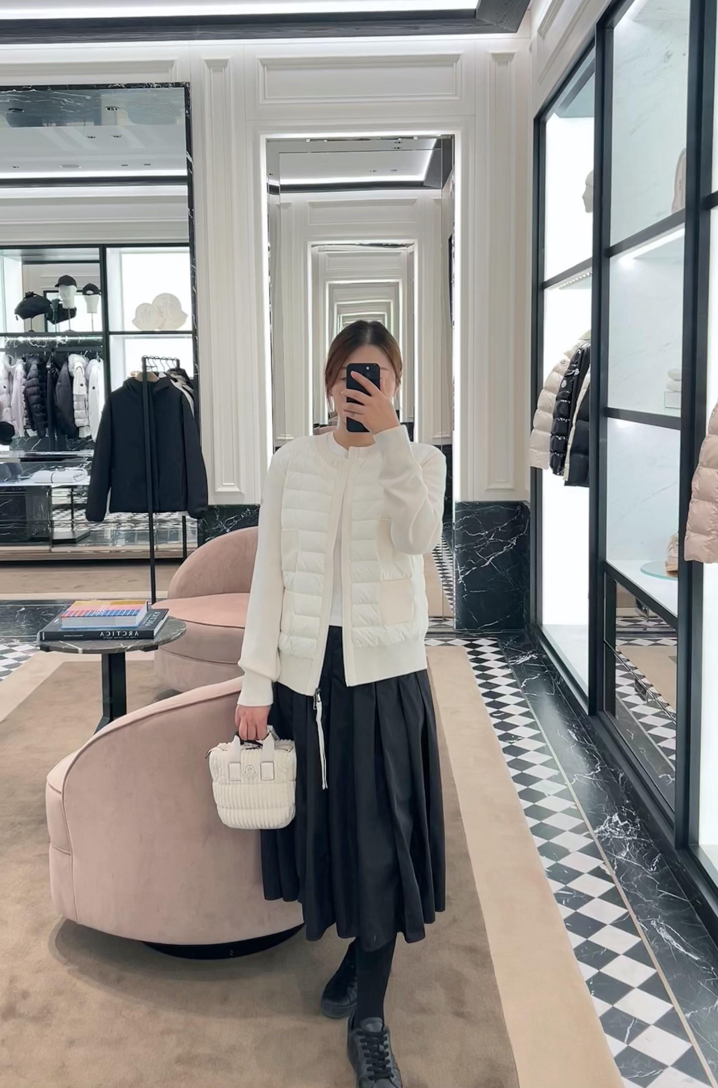 Moncler/蒙口 四口袋針織拼接羽絨外套
這款開衫是換季時期的理想之選，在天氣較溫暖時可作為外套穿著。拉鍊款式，採用舒適的美利奴羊毛面料製成，正面和衣領填充羽絨，更添溫暖。·採用美利奴羊毛製成·Longue saison村裡·尼龍正面填充羽絨·圓領·拉鍊開合 貼袋
A Size:S-XL