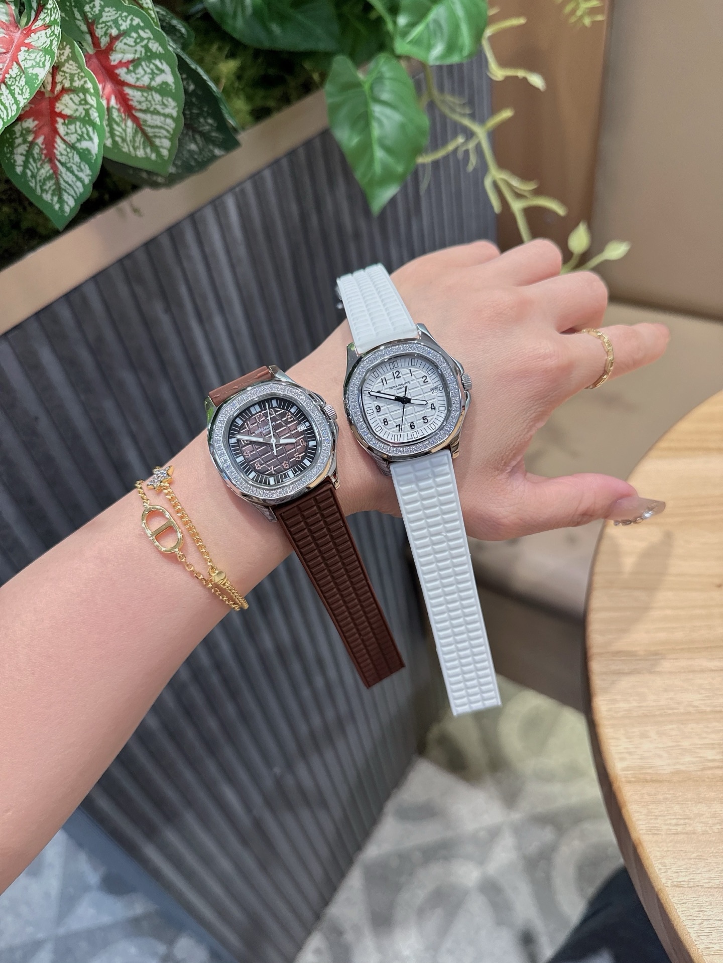 
百达翡麗  5067A 手雷 石英女表 PATEK PHILIPPE--5067A全系列石英腕表，帶來全網最佳的復刻產品和極致體驗，確保還原正品般的舒適感，尺寸35.6X7.7mm 圓潤的八角形表殼與原裝一致，走時穩定，續航持久，性價比超高。