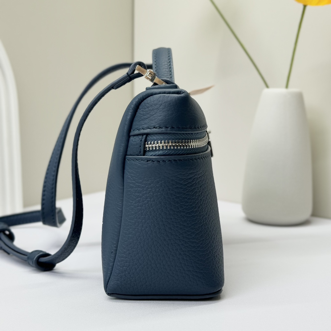 𝓛𝓸𝓻𝓸 𝓟𝓲𝓪𝓷𝓪諾悠翩雅
𝑬𝒙𝒕𝒓𝒂 𝑷𝒐𝒄𝒌𝒆𝒕 𝑳𝟏𝟗 
這是一款大開口結構的功能性設計的手拿包，經典風格和簡約設計的組合體。包身採用進口原廠小牛皮材質，輕微的錘紋呈現優雅的紋理，內里採用進口原廠小羊皮。皮革手柄和可拆卸肩帶，可打造出不同背法實用百搭。雙向拉鍊開合，搭配My Charms銀色金屬掛飾。（LP特級全鋼配件五金）
size：11×19×6.5cm
貨號：FAN4046
配套全套專櫃禮盒包裝🎁