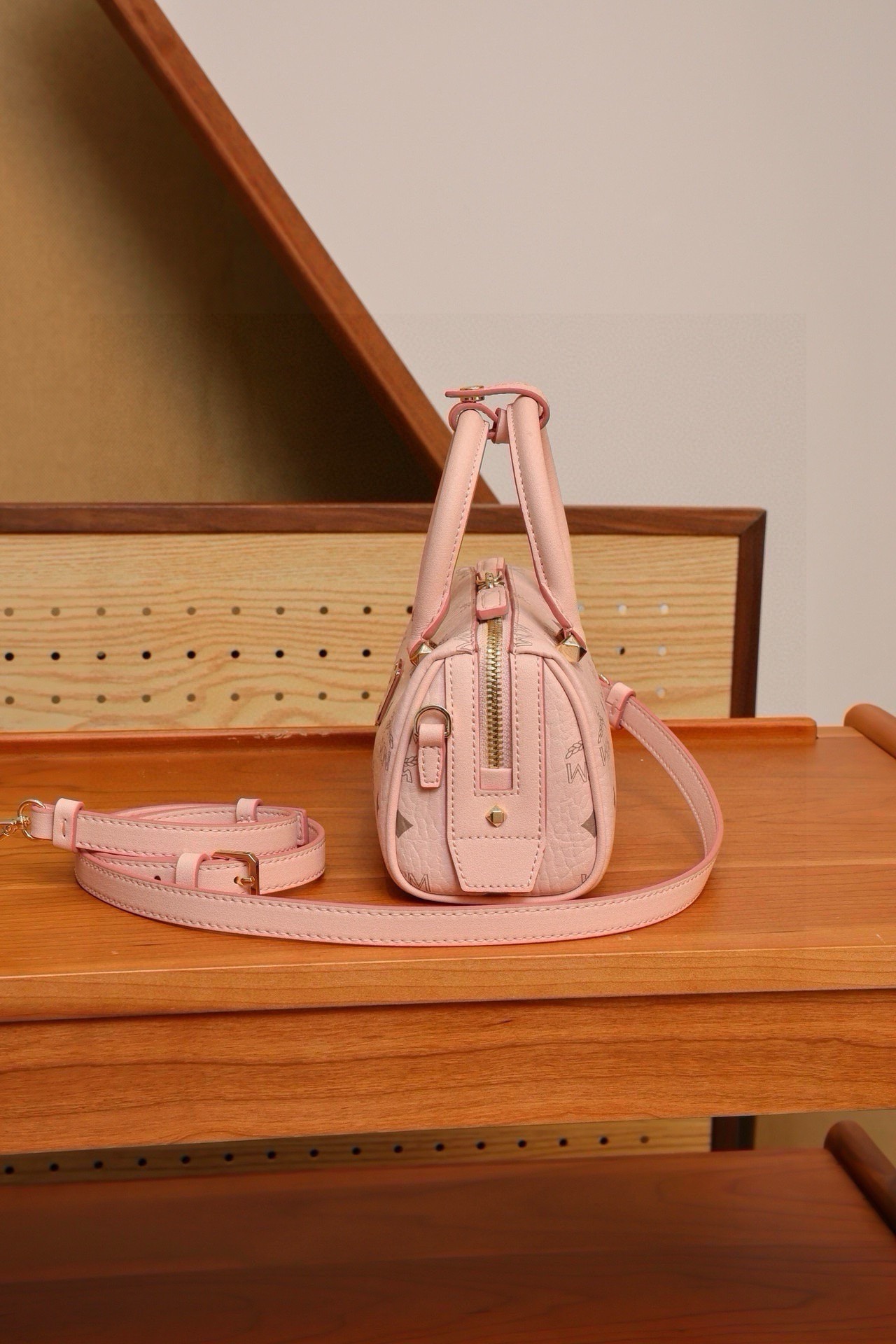 𝗠𝗖𝗠 𝗔𝗿𝗲𝗻 𝗘𝗦𝗦𝗘𝗡𝗧𝗜𝗔𝗟
霧霾粉𝗠𝗶𝗻𝗶#波士頓枕頭包

·Cp獨家®️老花滿印
🉑️單肩🉑️斜挎🉑️手擰
這款mini波士頓包對經典風格進行了全新演繹，採用淡粉色設計，是一款誕生於慕尼黑黃金時代的高端旅行包袋。經典Visetos材料製成，表達了向MCM根植於旅行理念的致敬。其外型讓人聯想起週末旅行包，採用乾淨利落的線條設計，並配有方便開啓的加長拉鍊。做工精細，一絲不苟，頂部提手由手工進行纏繞、針縫和邊緣上漆。
