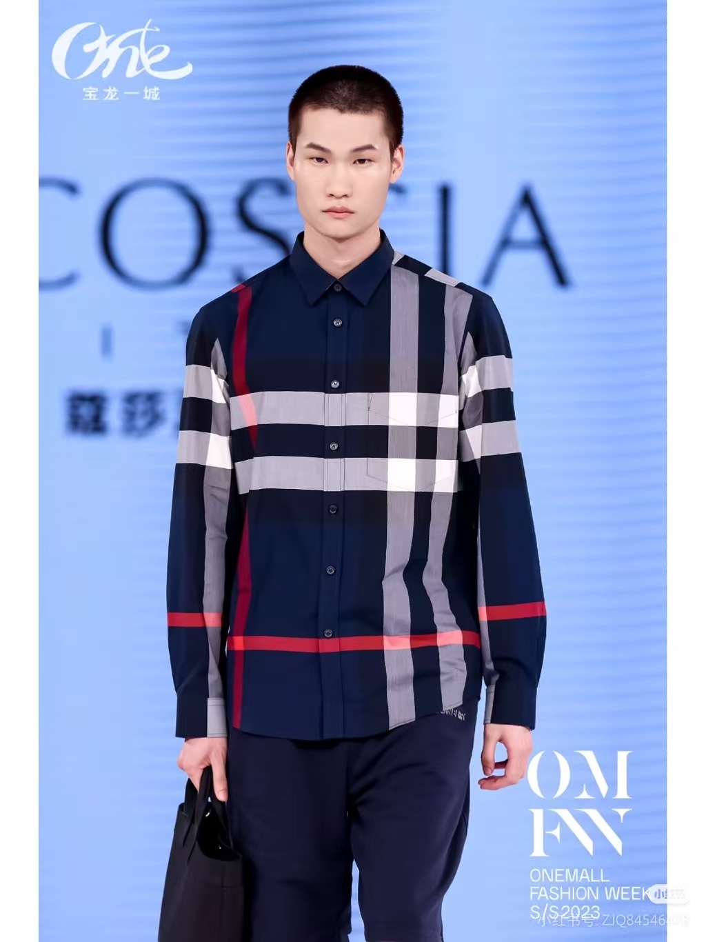 Burberry/巴寶莉 經典大格紋棉質襯衫
定制原版一致80支精梳棉單線紗，紗線全部訂染，最終確定織法，
無論是格型大小線條粗細均達到Y版水平並且布料沒有尾斜現象，
紅外線裁剪對條對格單件裁，保證大貨品質，
定制塔羅貝油封噴漆扣子自然發亮（不同市場版都是樹脂扣），裁片、領子坐領 門邊 袖口 部位加了燙薄，
全部要對格對位出成品，紅外激光定位對格取位，
每個獨立的尺碼都是定位裁片，前幅，口袋，袖子等部位都是對格對位的，
工序複製，費時費料，經典簡單氣質不失大牌，面料上身舒適柔軟卻又挺括有型，