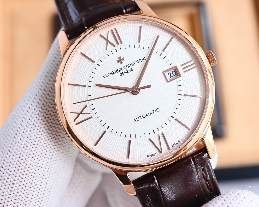 市場最高復刻 V4升級版本 江詩丹頓VC傳承系列85180腕表！
1⃣️【表殼】尺寸40MMX9MM，完美圓形的表殼，搭配微孤式表耳設計，使之更加貼合佩戴者的手腕。每一個成品殼套，都需經過MK嚴格的質量把控，方能還原正品獨特的質感。
2⃣️【機芯】9015鋼輪等部件均由MK制表師精工裝飾，自動擺陀更是鍍有18k金，最大限度呈現原裝精湛的工藝水平。
3⃣️【表鏡】前後兩片藍寶石玻璃鏡面，均有防眩暈鍍膜處理。
4⃣️【錶帶】雙層意大利小牛皮，搭配馬耳他十字針扣🔥AD出品 精品不斷🔥