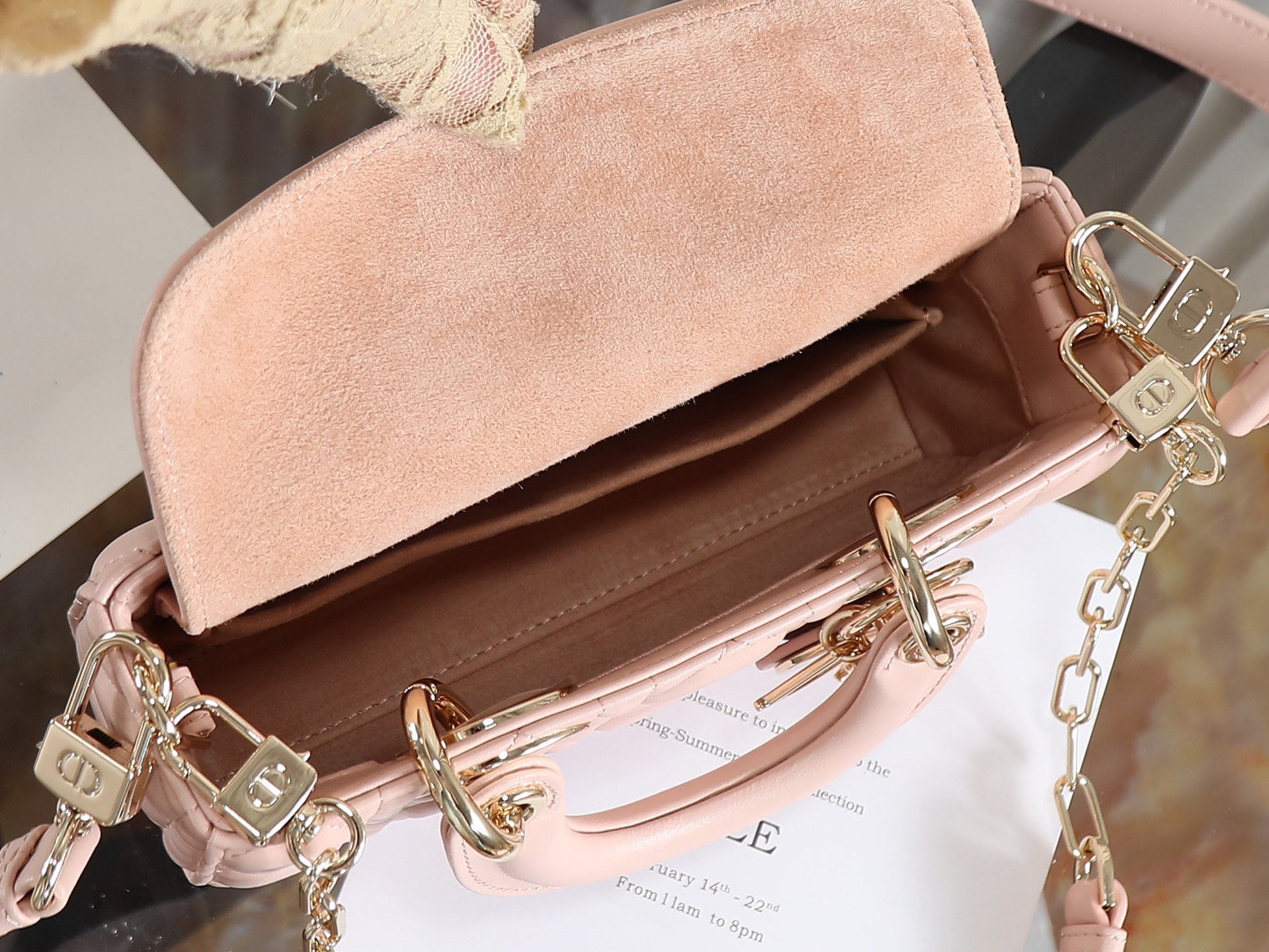 原廠級 粉色 迷你尺寸
𝗗𝗶𝗼𝗿 𝗗-𝗝𝗼𝘆 𝗯𝗮𝗴羊皮2025款新款
時尚果然就是輪回，回歸了一把中古戴妃
長方包形，短鏈條➕細長肩帶直接封神！！
復古時髦感超強，真是什麼場合都可以把住
絕對是lady中的天花板了，強勢出圈啦姐妹們
款號：0636
尺寸：19x10.5x5.5cm
