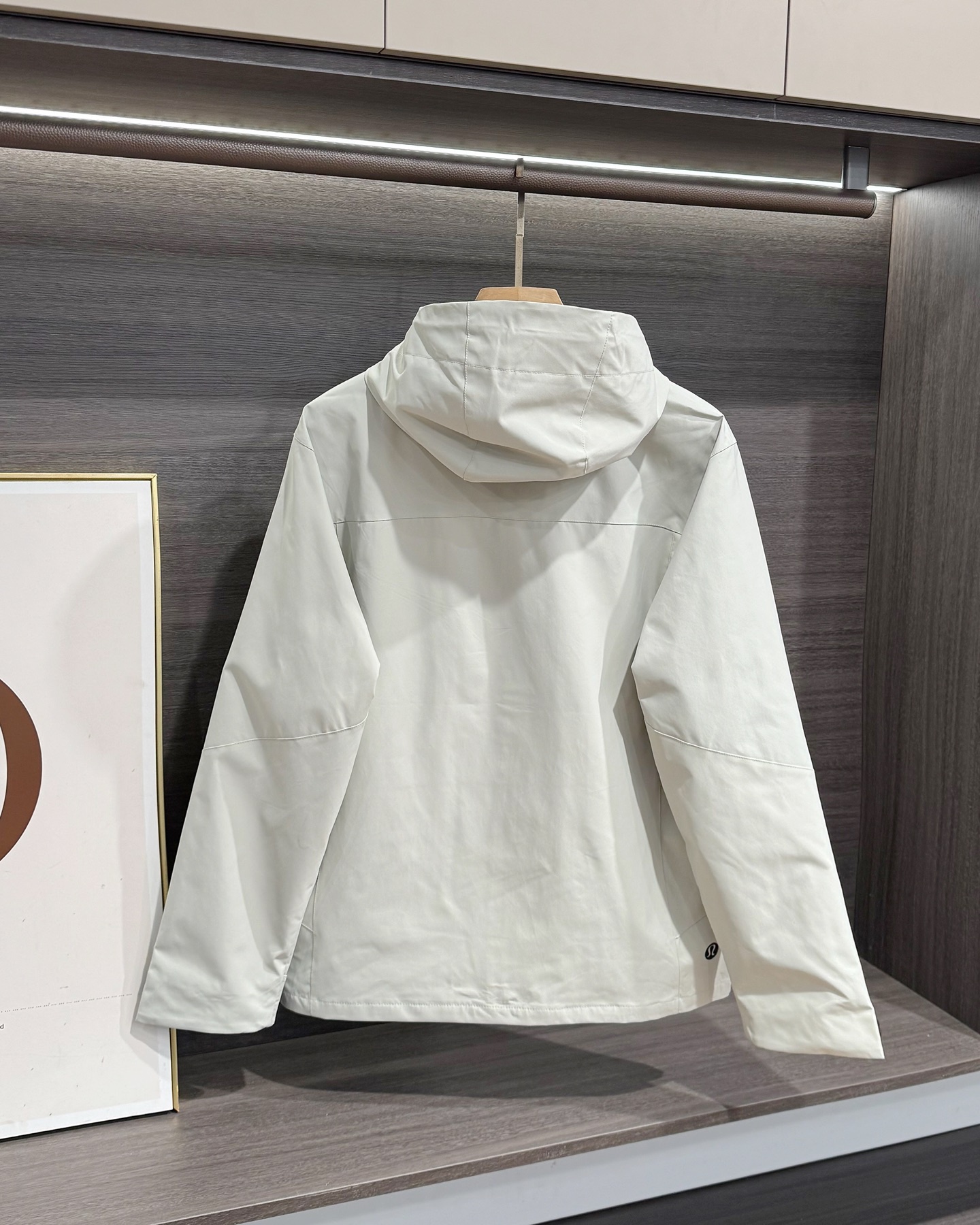 lululemon 機能衝鋒衣 | 雙緯記憶T800面料，戶外通勤全能王！
懂行的都知道，lululemon這件衝鋒衣的面料才是真·黑科技！採用雙緯記憶T800面料，防水4級以上，防風防雨、抗皺透氣、防刮耐磨，立體有型不軟塌，里料更是抗靜電布，應對乾燥天氣或特殊場所都毫無壓力！
- 防護拉滿：防潑拒水+防風鎖暖+透濕排網，暴雨天不漏水，大風天不透涼，運動時還能快速排汗，戶外徒步、通勤驟雨都能穩穩hold住。
- 細節質感：可調節抽繩連帽+隱形拉鍊口袋，胸口lululemon Logo+下擺壓印