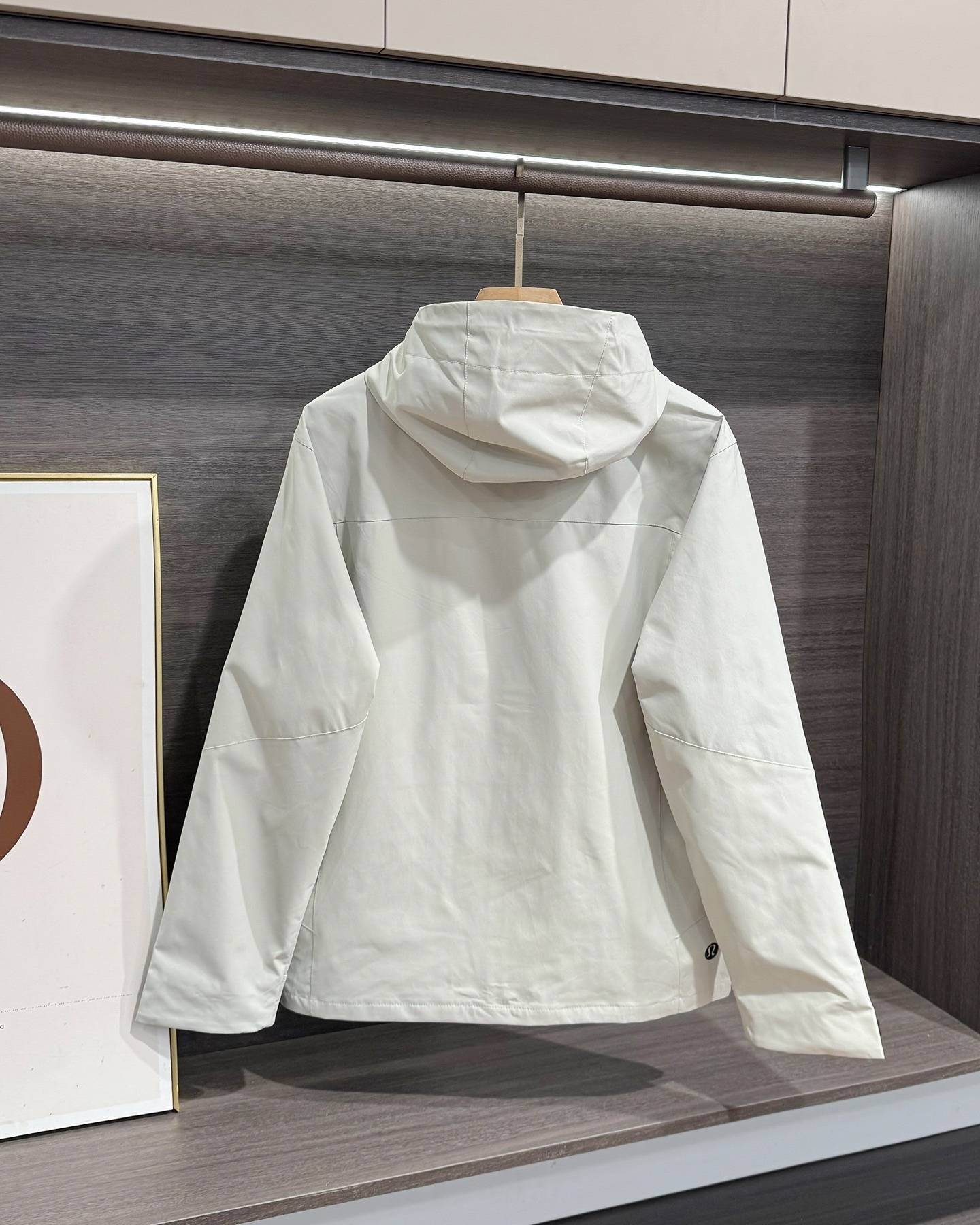 lululemon 機能衝鋒衣 | 雙緯記憶T800面料，戶外通勤全能王！
懂行的都知道，lululemon這件衝鋒衣的面料才是真·黑科技！採用雙緯記憶T800面料，防水4級以上，防風防雨、抗皺透氣、防刮耐磨，立體有型不軟塌，里料更是抗靜電布，應對乾燥天氣或特殊場所都毫無壓力！
- 防護拉滿：防潑拒水+防風鎖暖+透濕排網，暴雨天不漏水，大風天不透涼，運動時還能快速排汗，戶外徒步、通勤驟雨都能穩穩hold住。
- 細節質感：可調節抽繩連帽+隱形拉鍊口袋，胸口lululemon Logo+下擺壓印