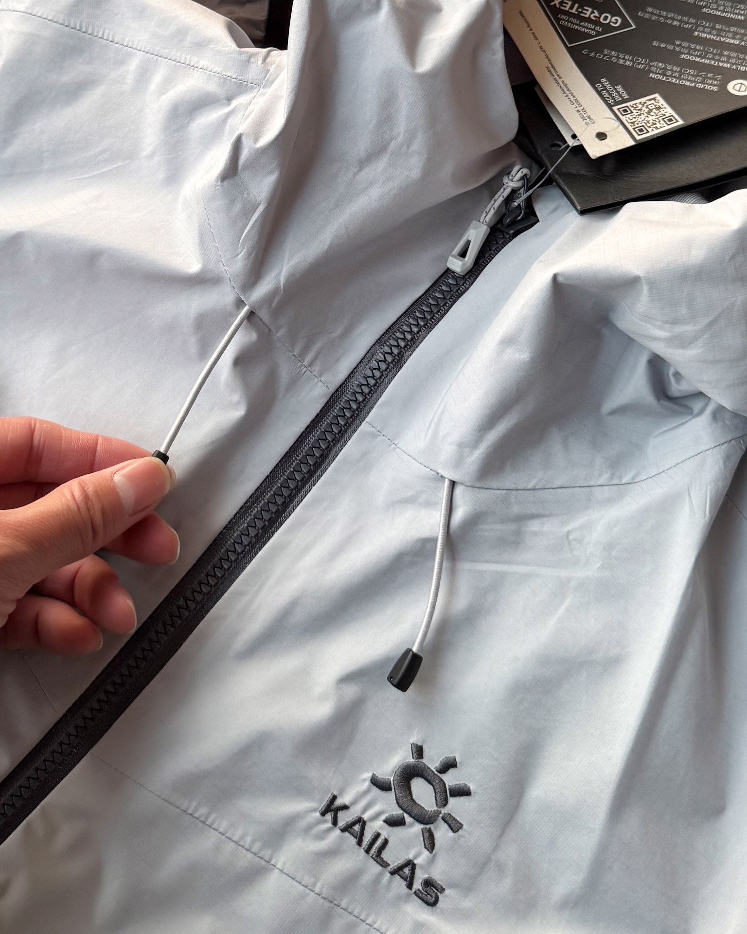 KAILAS凱樂石博格達衝鋒衣！防風防水透氣保溫，六色可選！面料採用與100D Gore-Tex Pro同級防護科技，人性化剪裁設計立體剪裁在肩部、肘部預留充足活動空間，背負重包時也不會束縛動作。風帽後側設有抽繩調節系統，暴雨時收緊可防止雨水糊臉；袖口採用鈎環固定，大幅活動時不易移位。透氣與輕量平衡腋下雙拉鍊設計能在運動時形成有效通風。整體重量控制得當，長途徒步不會造成負擔。可拆卸內膽：三合一設計最驚喜的是羽絨內膽
羽絨內膽特別輕便，保暖效果很好；可拆卸，很方便穿脫，拆掉羽絨內膽，就是一件風殼