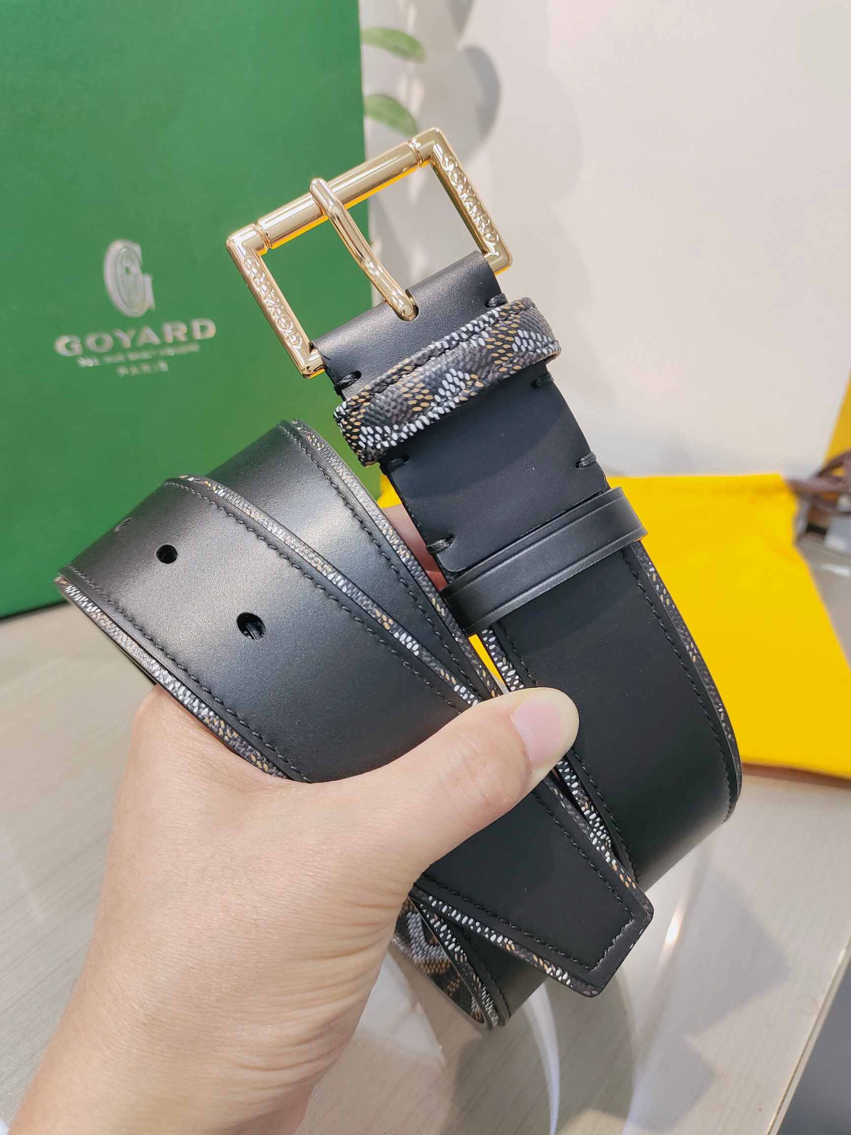 
Goyard(戈雅)腰帶源於法國奢侈品牌，設計風格簡約低調，腰帶身有標誌性帆布搭配進口頭層牛皮，腰帶扣採用簡約精品鋼扣，延續品牌的低調奢華，帶身寬度3.8CM，適用商務休閒日常佩戴。