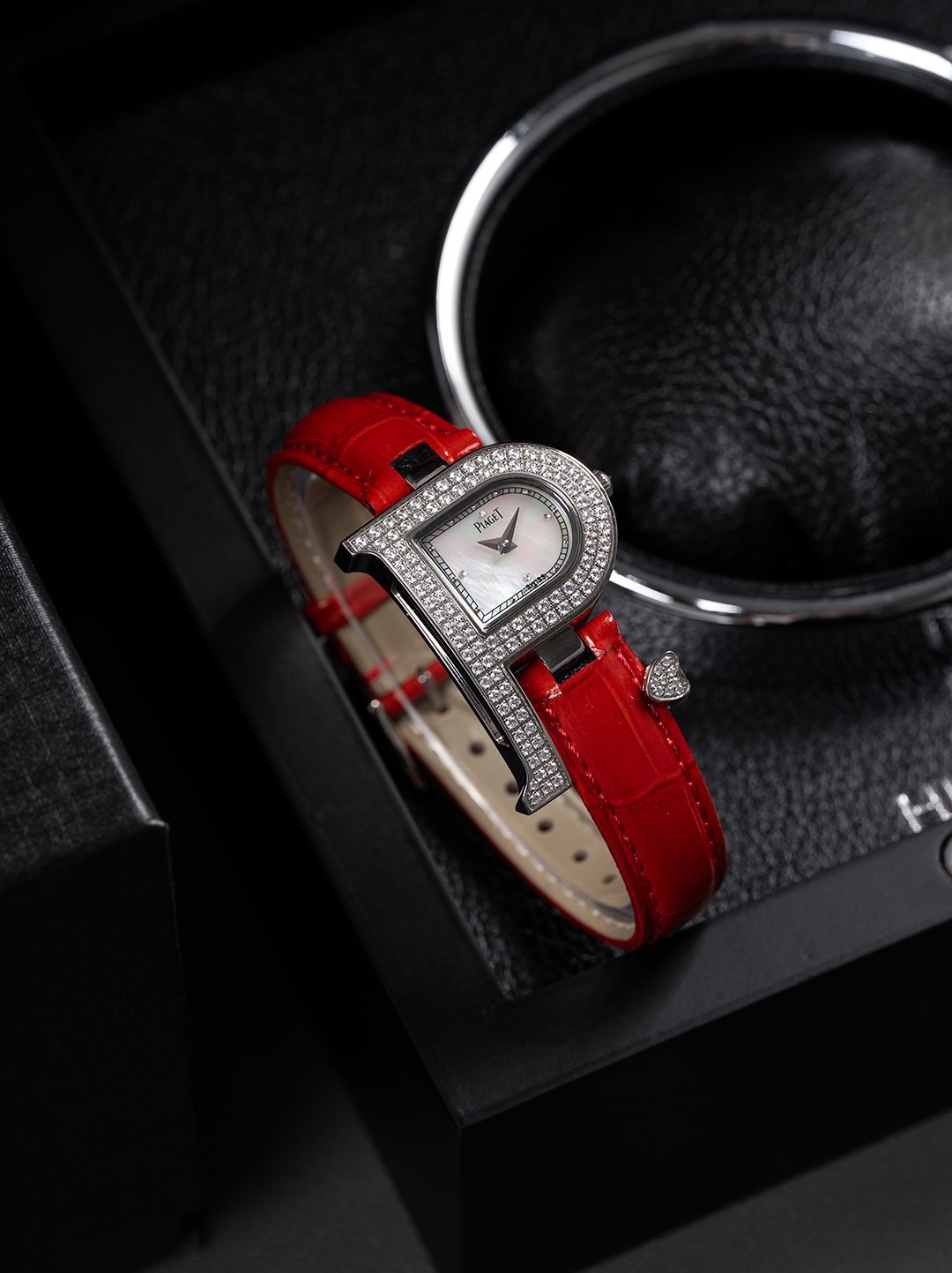 全面到貨🎀🎀🎀」Piaget伯爵做為全世界最著名的頂級珠寶品牌 Piaget從未讓那些傾慕其品牌設計元素的炒粉們失望過，值得推薦的是本次由日本.Tokyo東京銀座 做為主辦初展，推出的The theme is meeting  love  遇見愛情系列更是在推出後，不到11個小時就被哄搶而光，經典的P字形品牌設計元素與丘比特愛神之箭竟能結合的如此恰到好處，成為了繼LIMELIGHT Gala和Black-TIE黑帶系列又一經典美作，腕表的細節方面