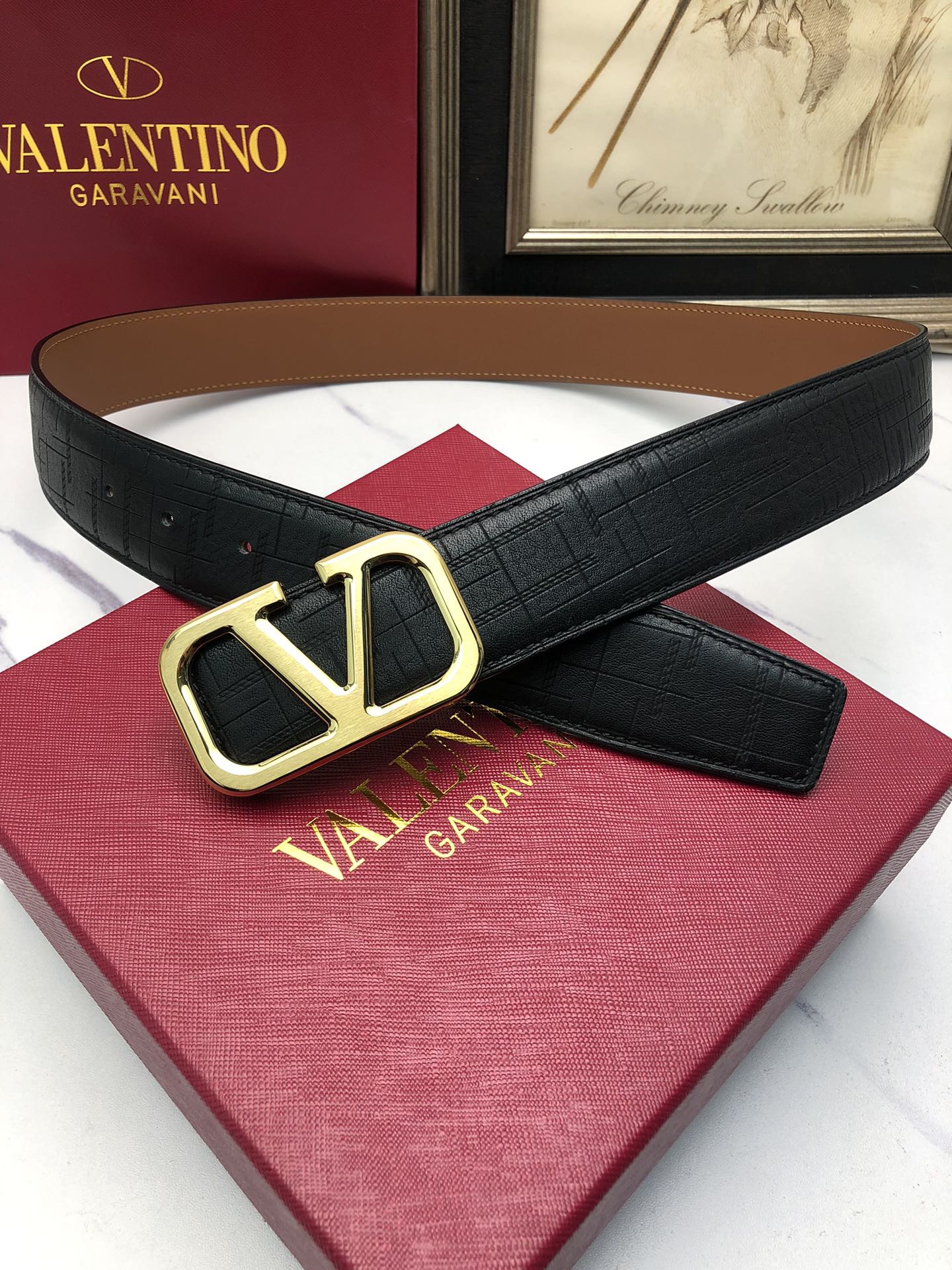 華倫天奴：原單頭層小牛皮燙印花紋，內襯平紋牛皮底，營造織紋外觀。飾以標誌原單扣。專櫃寬度4.0