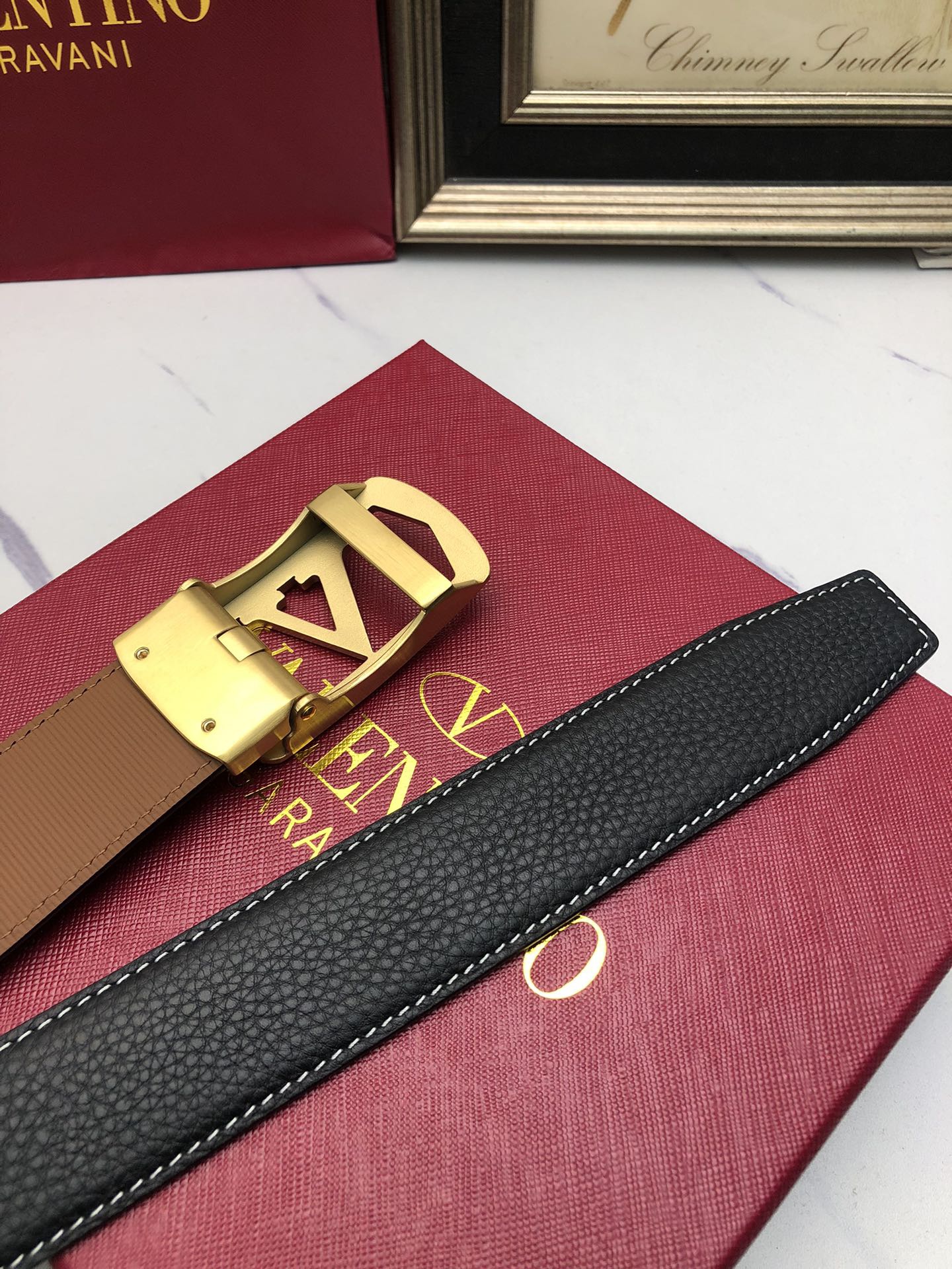 華倫天奴：原單頭層牛皮荔枝紋面，內襯頭層小牛皮底，搭配原單自動扣，可裁剪的自動帶，此款腰帶面雙採用意大利原定廠制進口牛皮帶身 ，對專版櫃足寬3.5