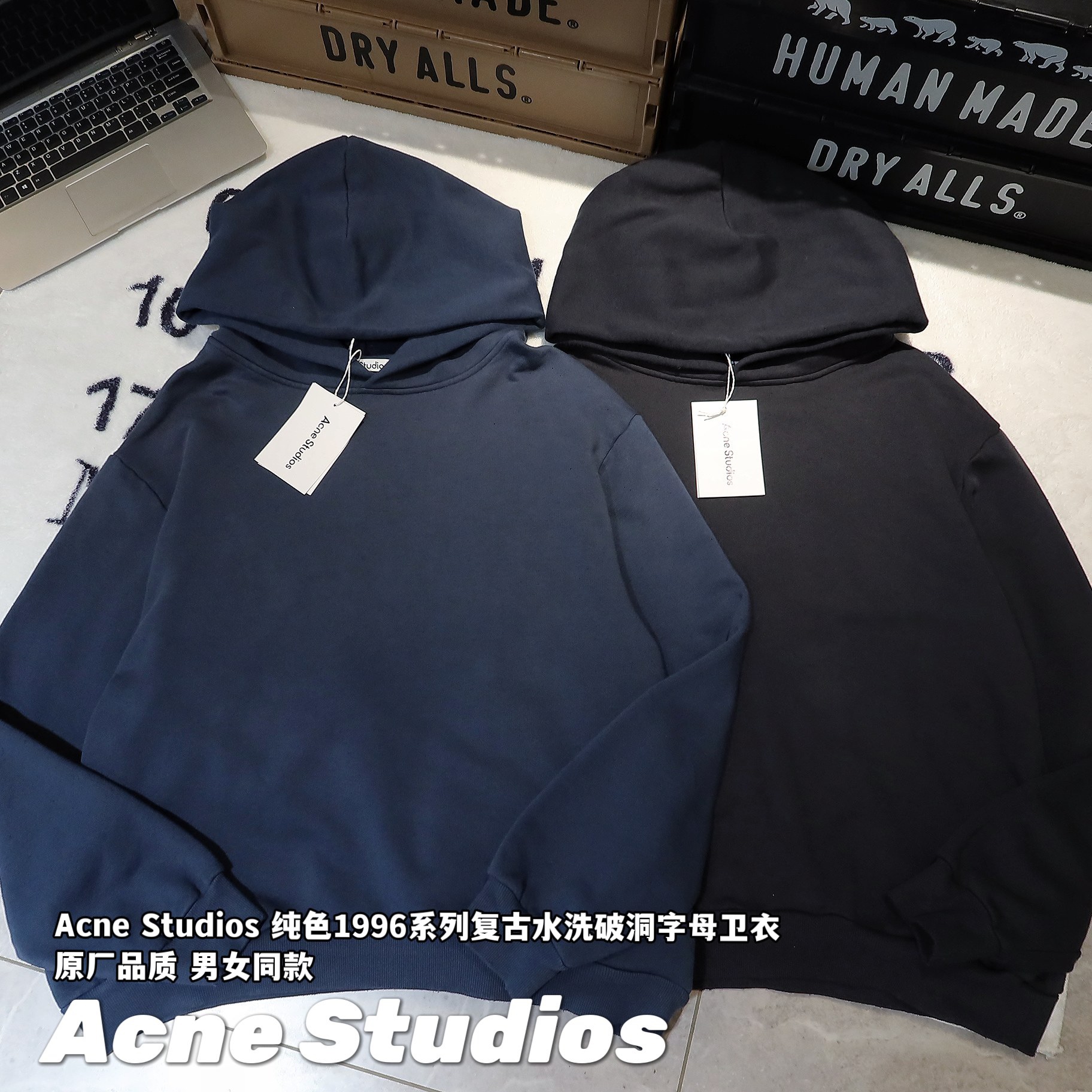 Acne Studios 純色1996系列復古水洗破洞字母衛衣 原廠品質 男女同款

-面料：採用原版一比一定織定染原版一致380g面料。含量棉89％聚酯纖維11％，面料表面紗結看似起球效果，實則是獨家棉點肌理工藝，3D立體觸感，還原面料99％原生質感。

-輔料：原版拆解開發，一比一定制的小標，領標，水洗，吊牌，五金等等。

-工藝：原版分解，從裁剪，拼接，到縫製工藝完全原版一比一。衣破洞位置均為手工砂輪打磨，全衣上下幾十處破洞。噴色做舊部位需要噴馬騮師傅多次調試顏色，經過多次水洗，烘幹才