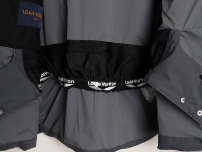 Louis Vuitton/路易威登 25Fw 滑雪系列花卉雙拉鍊連帽羽絨服
定制5合1防絨密織與3合1雙線防絨格紋料，新國標90白鴨絨，充絨飽滿，極致禦寒。 電腦機械充絨，精准計算克重，數字稱重，確保蓬松均勻。進口機刺繡，精密控制，線條流暢細膩。壓花復合，電腦掃描對位，特製膠水固化，粘接牢固。 膠漿印花，三次網板修改，烘烤固色，圖案持久。3D立體絎縫，數控分隔，防止羽絨結塊移位。
A Size:46-52
