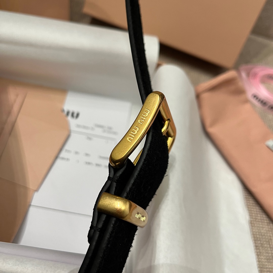 MiuMiu 今年大爆款上新‼️‼️
皮質絨面 冬天超適合絨絨的
這就是野性與可愛結合的反差美！
關但寬度粗 腰頭大 有一種野性與可愛結合的反差美～
炎名系上有甜酷甜酷的氛圍感喔#
寬度 ：3.5cm