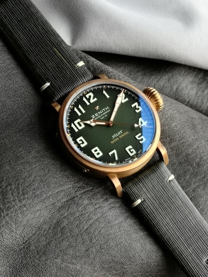 XF限量推薦：真力時飛行員系列29.2430.679/63.1001腕表，青銅表殼，卡其綠色錶盤，9015型自動機械，45毫米。