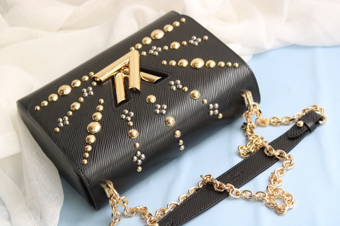 原版品質50306/50280/50282 原版中號[玫瑰]貨比三家，請認准內碼：0088[太陽][太陽]LV最新最火款Twist Denim出貨了💃此款Twist中號手袋飾有由刻有圖案的花形金色與銀色鉚釘組成的旭日花紋，與巴黎芳登廣場路易威登旗艦店前的巨型太陽雕像遙相呼應。由Epi皮革裁制而成，打造優雅晚裝造型的珍貴之選。 外型小巧，別緻的弧形底座增加了手袋容量[強]可調節鏈條適合斜跨或優雅的肩背[強]中號尺寸:23*18*8cm