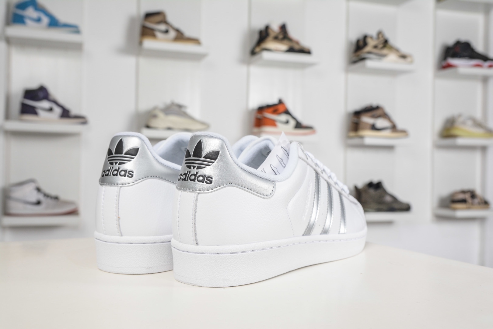 Adidas Originals Superstar 2025全新 貝殼頭
貨號:JR4233
尺碼:35 36 36.5 37.5 38 38.5 39 40 40.5 41 42 42.5 43 44 44.5 45