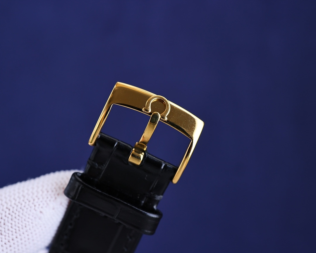 
玫瑰][玫瑰]20223【OMEGA】新款推薦，蝶飛系列＂升級版＂，機芯型號為ETA2824-6機芯（6位真日曆與24小時星辰功能） 質量穩定，尺寸40mm，厚度1.1mm.表殼為316L全鋼鍍納米鉑金表技術，更彰顯高貴大氣，錶帶搭配意大利頭層小皮，是你佩戴裝飾不二選擇。實物更高大上，期待你的品鑒[抱拳]送禮自戴精品！[勝利]高端品質，匠心獨具！大廠品質！歡迎轉載！