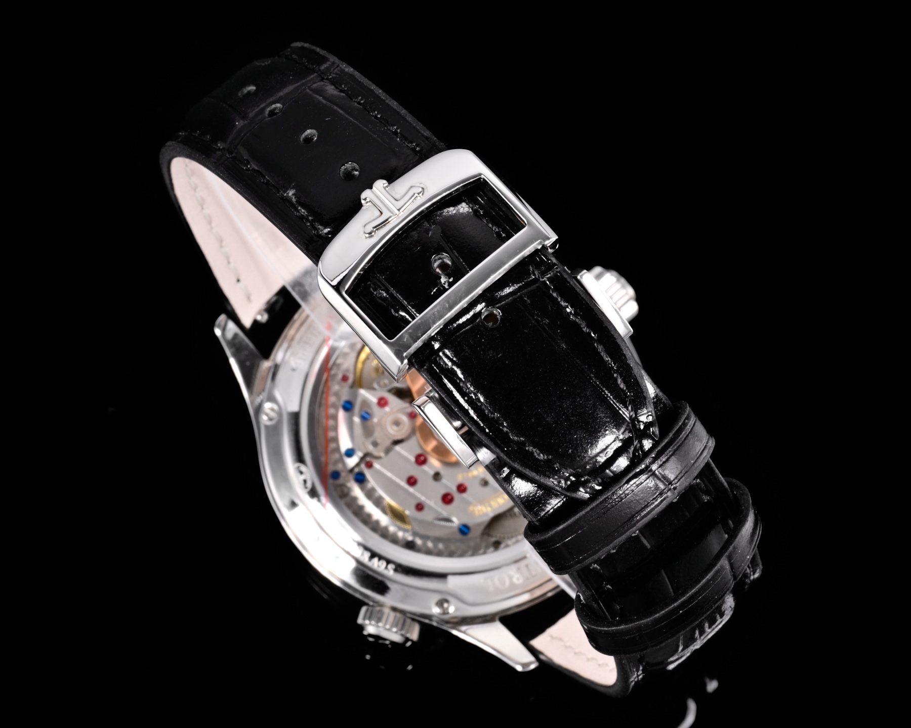 Factory出品
【市場最高版本】JL積家 各路大咖都叫它大醜 其實賦予的是極高贊美 論品味與外觀 在鐘錶界有著舉足輕重的地位 戴出去怎麼都是長臉 各種彰顯品味 Master 地理學家大師系列 Q1428421 復刻版全新升級 多功能腕表 升級Cal.939A機芯 打磨效果更近原裝 升級軸 自動陀為玫金邊 字面紋路清晰 功能：日期顯示 雙時區 動力儲備顯示 316L精鋼  直徑42mm  原裝折疊扣！V+ Factory匠心之作 值得你擁有！