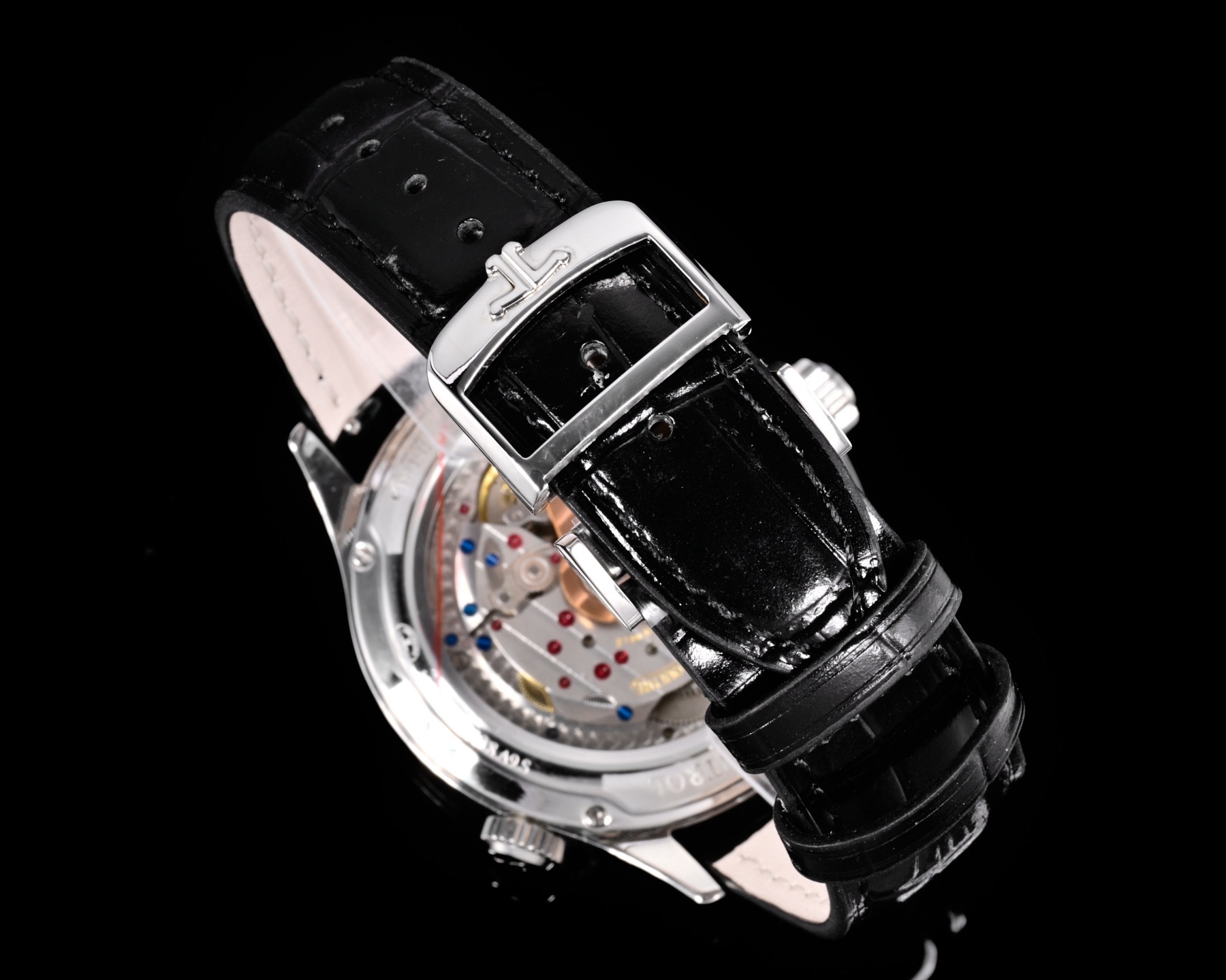 Factory出品
【市場最高版本】JL積家 各路大咖都叫它大醜 其實賦予的是極高贊美 論品味與外觀 在鐘錶界有著舉足輕重的地位 戴出去怎麼都是長臉 各種彰顯品味 Master 地理學家大師系列 Q1428421 復刻版全新升級 多功能腕表 升級Cal.939A機芯 打磨效果更近原裝 升級軸 自動陀為玫金邊 字面紋路清晰 功能：日期顯示 雙時區 動力儲備顯示 316L精鋼  直徑42mm  原裝折疊扣！V+ Factory匠心之作 值得你擁有！