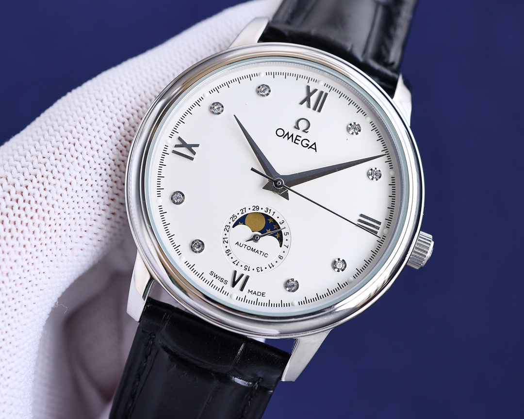 
玫瑰][玫瑰]20223【OMEGA】新款推薦，蝶飛系列＂升級版＂，機芯型號為ETA2824-6機芯（6位真日曆與24小時星辰功能） 質量穩定，尺寸40mm，厚度1.1mm.表殼為316L全鋼鍍納米鉑金表技術，更彰顯高貴大氣，錶帶搭配意大利頭層小皮，是你佩戴裝飾不二選擇。實物更高大上，期待你的品鑒[抱拳]送禮自戴精品！[勝利]高端品質，匠心獨具！大廠品質！歡迎轉載！