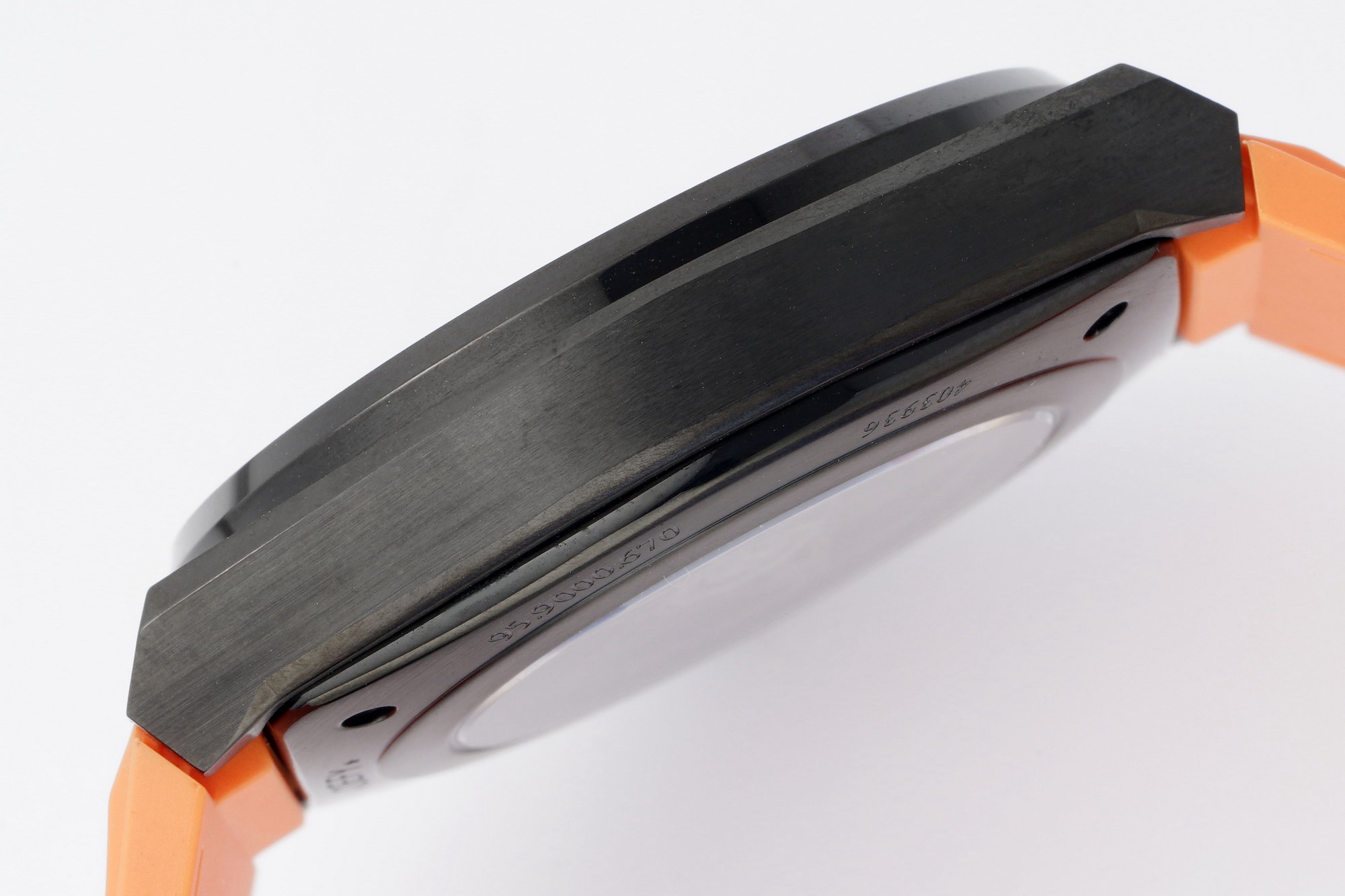 真力時DEFY系列全新升級版，殼身 頭粒 機芯 表扣等均做了升級調整。一款根據路虎標誌性花輪轂設計而成的高顏值鏤空腕表。

原裝開模鑄造，極致還原表殼的每一處細節打磨倒角，盡顯原裝菱角分明、堅毅果敢的陽剛氣質。完美的41mm表經，適配大眾男性手寸，正裝休閒兩不誤。根據汽車輪轂設計而成的五角星錶盤，未來概念感十足。同步官網新款五角星折疊扣，搭載定製版Cal.670sk全自動機械機芯，鏤空日曆的大小與位置、機芯夾板、齒輪、五角星陀皆按原版機芯數據拆解鍛造而成。

LF臻品 陳奕迅Eason同款，時尚前衛、