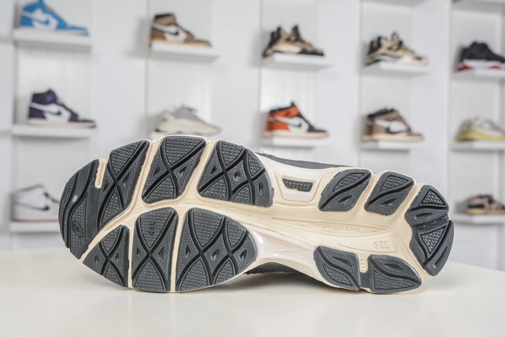 Asics Gel-NYC 亞瑟士運動休閒透氣專業跑鞋 
貨號: 1203A383 111
尺碼：36 37 37.5 38 39.5 40 40.5 41.5 42 42.5 43.5 44 45