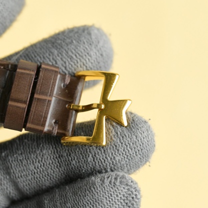 
江詩丹頓【VACHERON CONSTANTIN】傳襲系列男士腕表！全新複雜日月星辰多功能腕表，超強夜光。搭載原裝進口2824-2自動上鏈機械機芯，匯集月份顯示，日月相顯示等功能於一身，堪稱完美，秉承瑞士制表工藝，全鋼鍍納米鉑金表技術，PVD爐內電鍍工藝，法國藍寶石防刮鏡面，進口意大利小牛皮搭配原裝扣，打造出頂級完美產品，尺寸:40*10mm