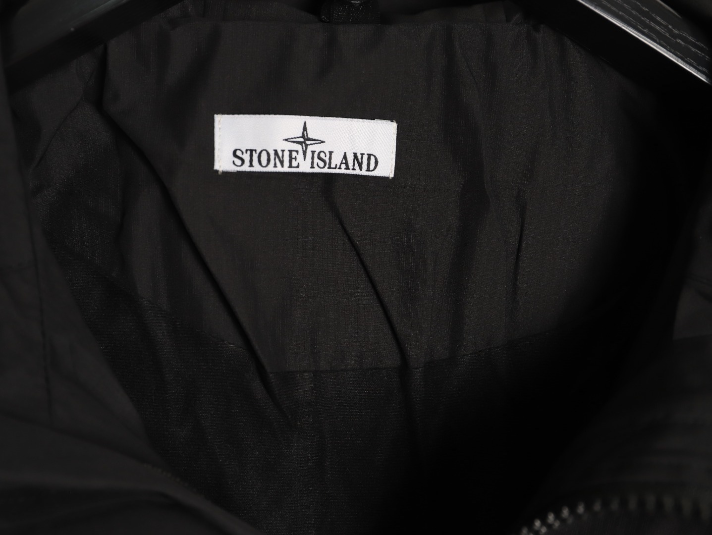Stone Island/石頭島 24ss 手臂刺繡羅盤衝鋒衣外套
石頭島春季最熱單品 超級吸睛的一款衝鋒衣外套 一眼就能愛上 採用梭織防風防水面料 手感細膩順滑 寬松連帽的版型  水洗標一應俱全 細節滿滿的一款衝鋒衣 大廠代工 品質可靠 

-略帶復古感的機能衝鋒衣 城市徒步 戶外穿行都很出挑 男女都可以駕馭的一款潮流單品 
Color：黑色
A Size：S-XXL