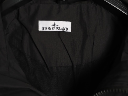 Stone Island/石頭島 24ss 手臂刺繡羅盤衝鋒衣外套
石頭島春季最熱單品 超級吸睛的一款衝鋒衣外套 一眼就能愛上 採用梭織防風防水面料 手感細膩順滑 寬松連帽的版型  水洗標一應俱全 細節滿滿的一款衝鋒衣 大廠代工 品質可靠 

-略帶復古感的機能衝鋒衣 城市徒步 戶外穿行都很出挑 男女都可以駕馭的一款潮流單品 
Color：黑色
A Size：S-XXL